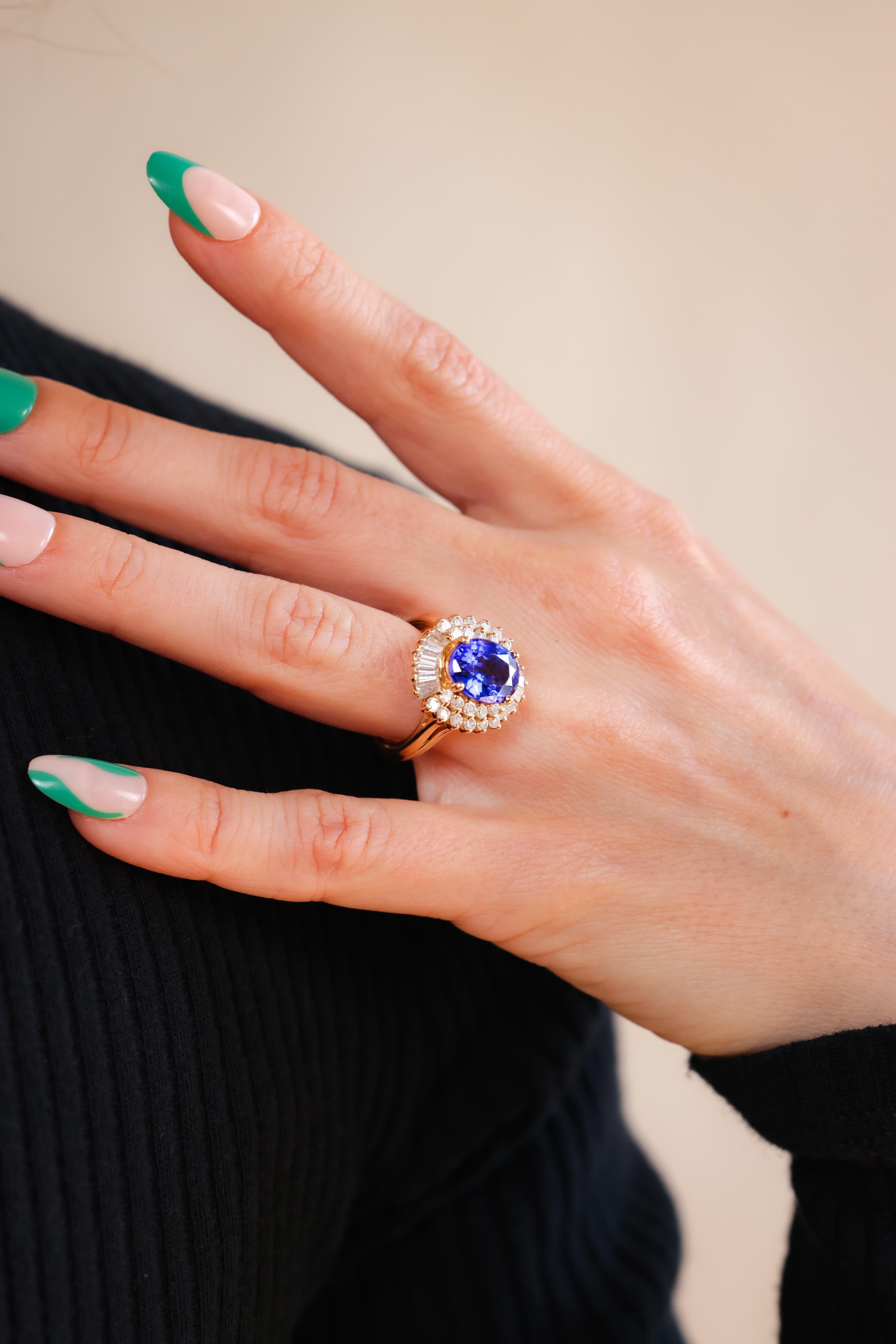 Mittelstein: Tansanit 
Schliff: Oval
Gewicht: ca. 3,63 Karat 
Akzentstein: 34 Diamanten 
Schliff: Baguette und rund 
Gewicht: ca. 1,5 Karat 
Farbe: F-G
Klarheit: VS-SI
Metall: 14k Gelbgold
Circa: 1980er Jahre 
Punzierungen: Reinheitszeichen
Größe: 5