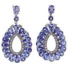 Boucles d'oreilles pendantes en or blanc 14 carats, Tanzanite, diamants.