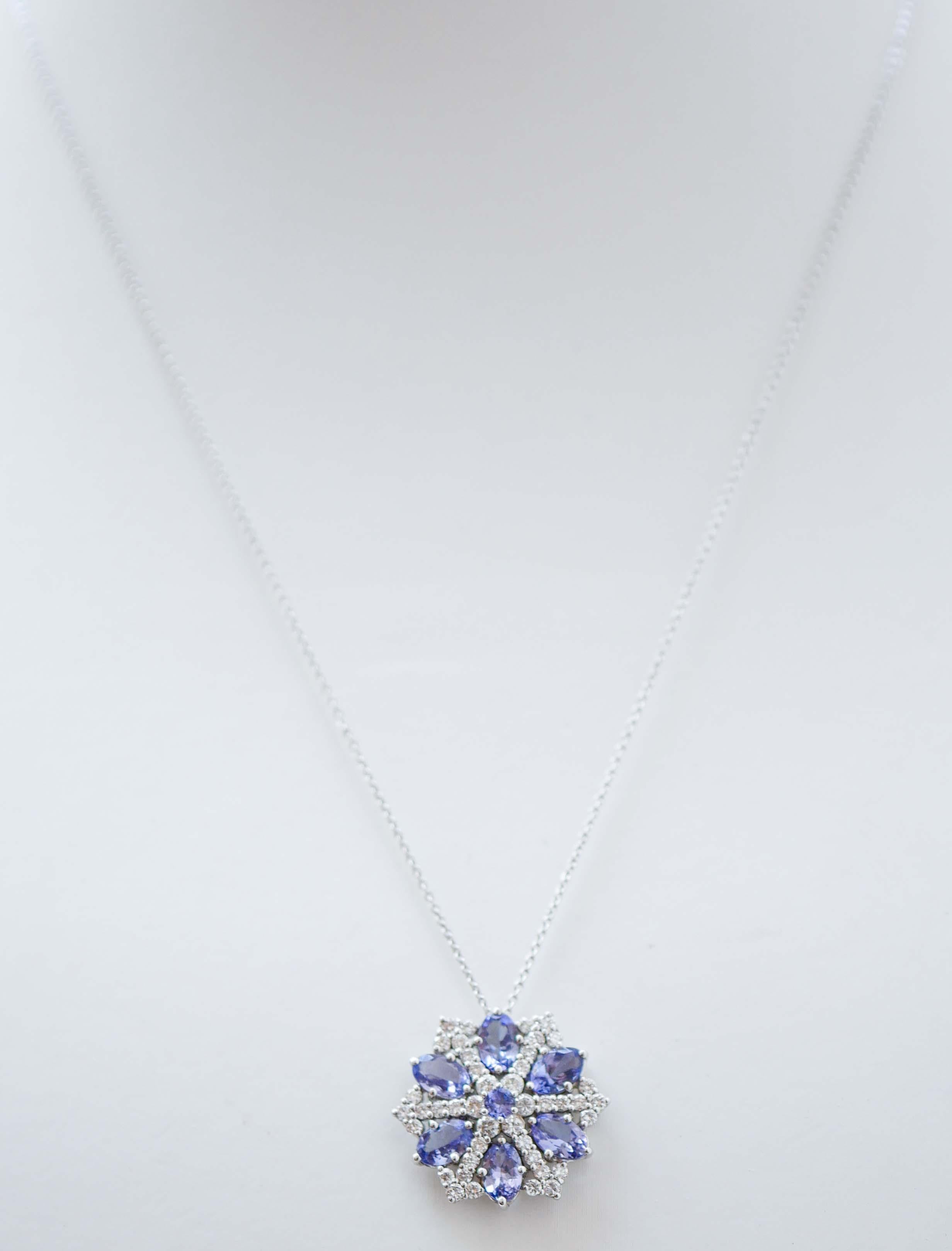 Elegante collana con ciondolo in oro bianco 18 kt con struttura montata con tanzanite di dimensioni ridotte alternata a diamanti.
La catena è inclusa.
Diamanti 1,16 ct
Tanzanite 3,00 ct
Peso totale 6.00 gr
RF  +OACF
Lunghezza catena 45 cm
Diametro
