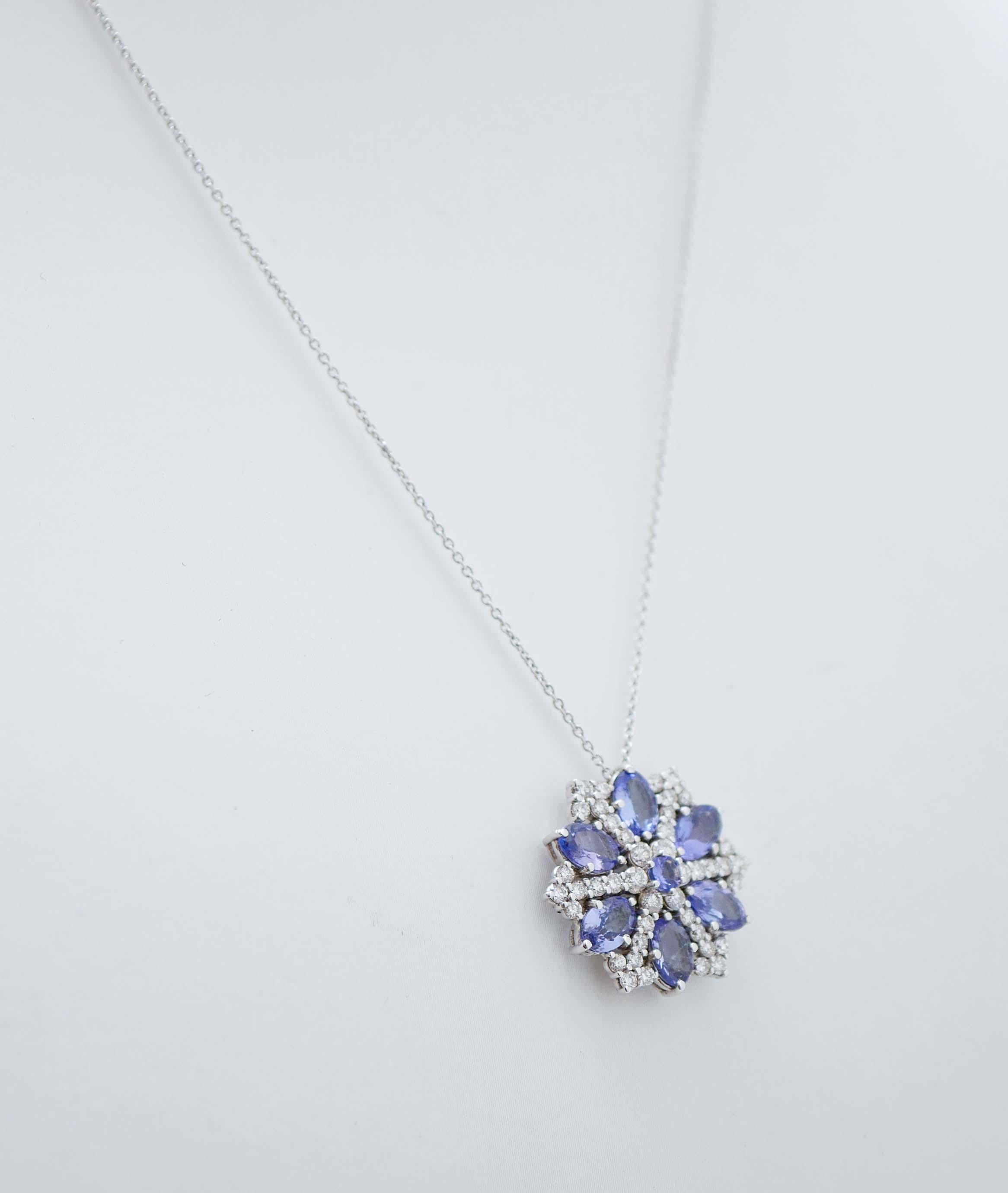 Moderno Collana con ciondolo in tanzanite, diamanti e oro bianco 18 carati. in vendita