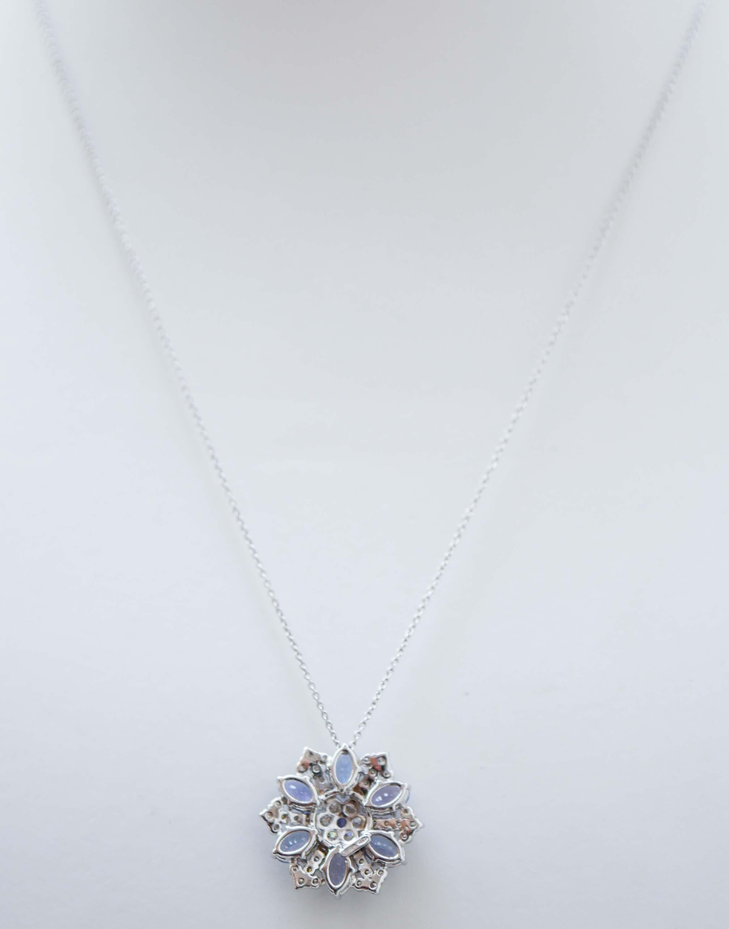Taglio misto Collana con ciondolo in tanzanite, diamanti e oro bianco 18 carati. in vendita