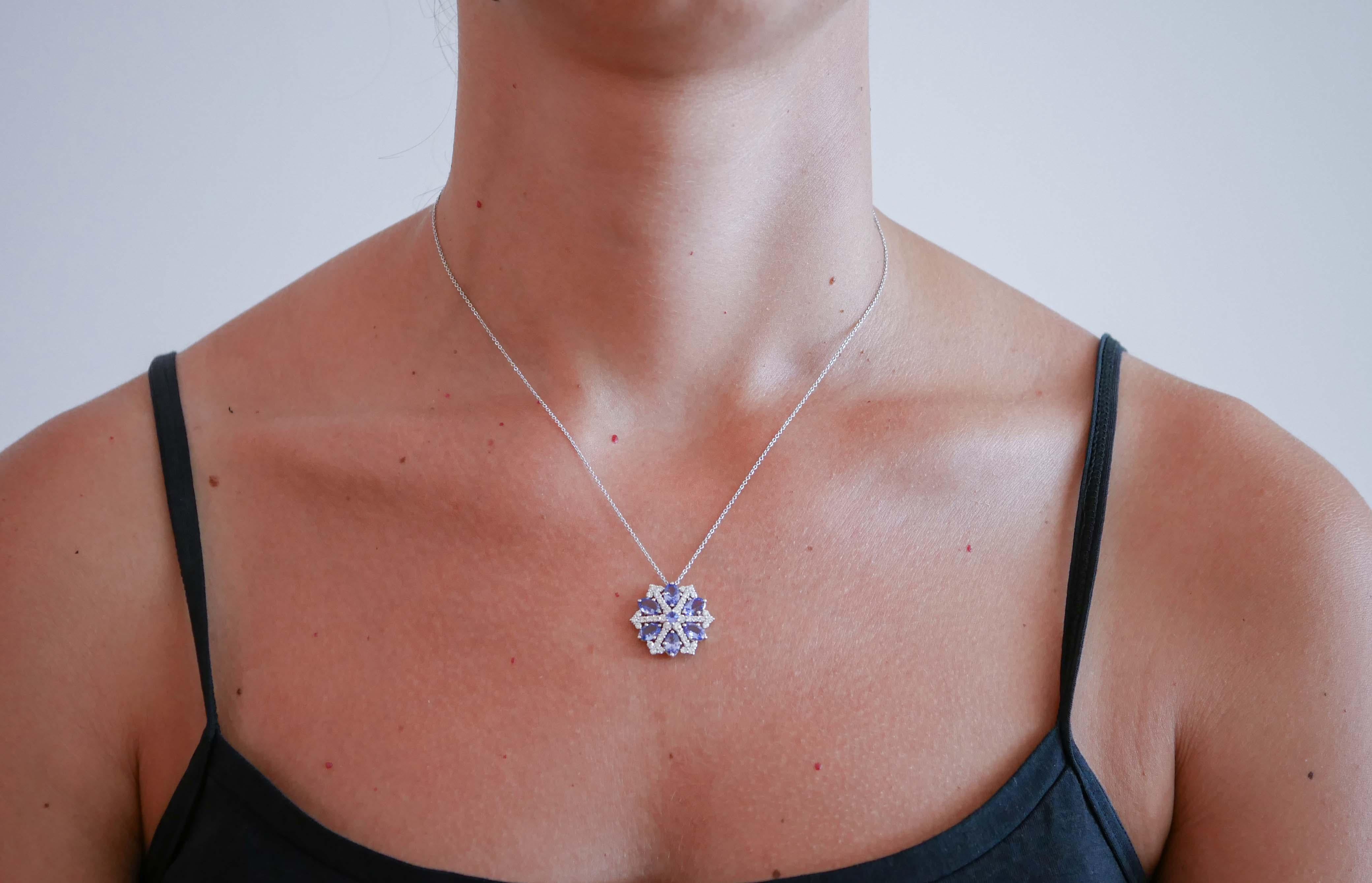 Collana con ciondolo in tanzanite, diamanti e oro bianco 18 carati. In condizioni Nuovo in vendita a Marcianise, Marcianise (CE)