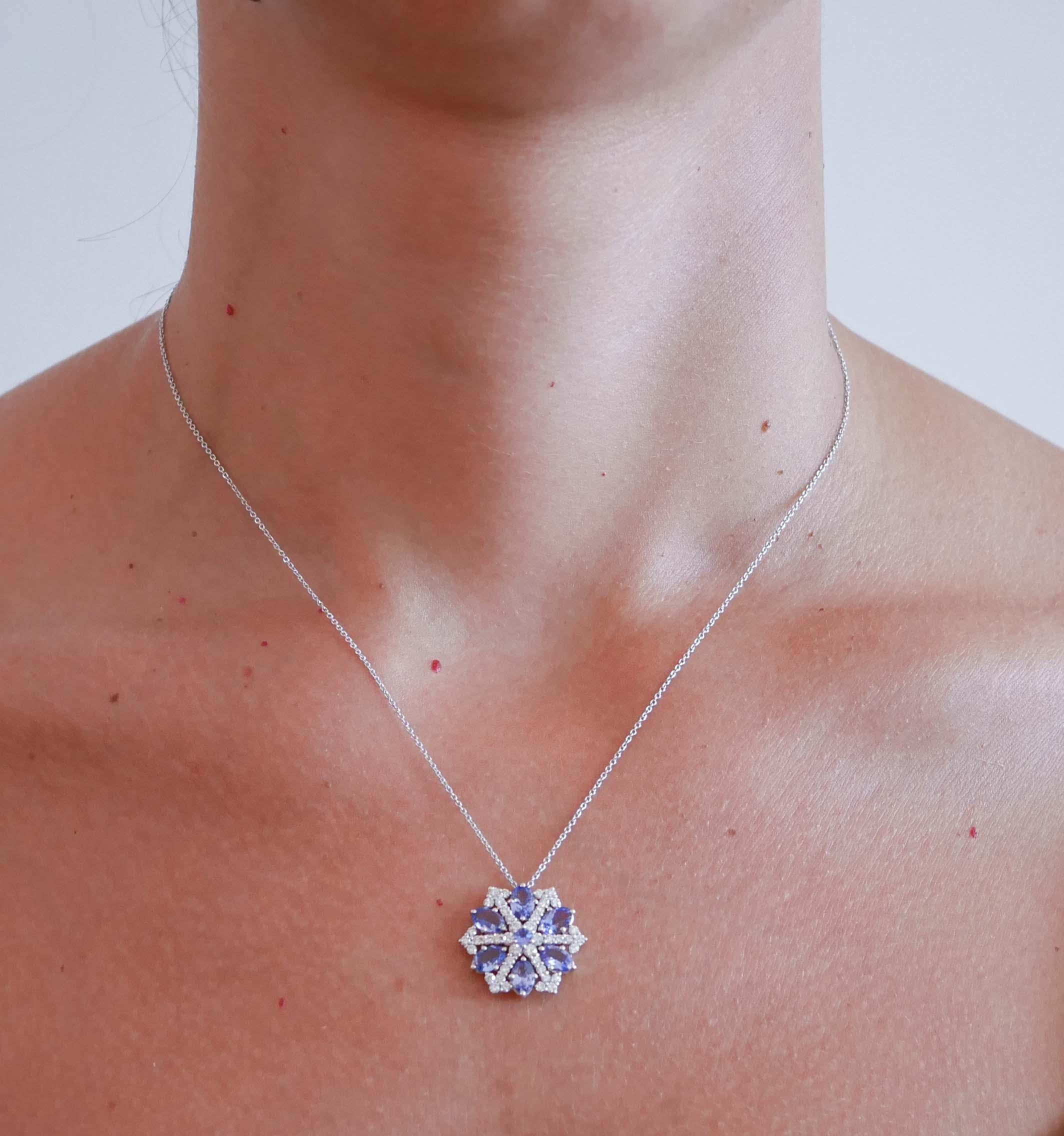 Donna Collana con ciondolo in tanzanite, diamanti e oro bianco 18 carati. in vendita
