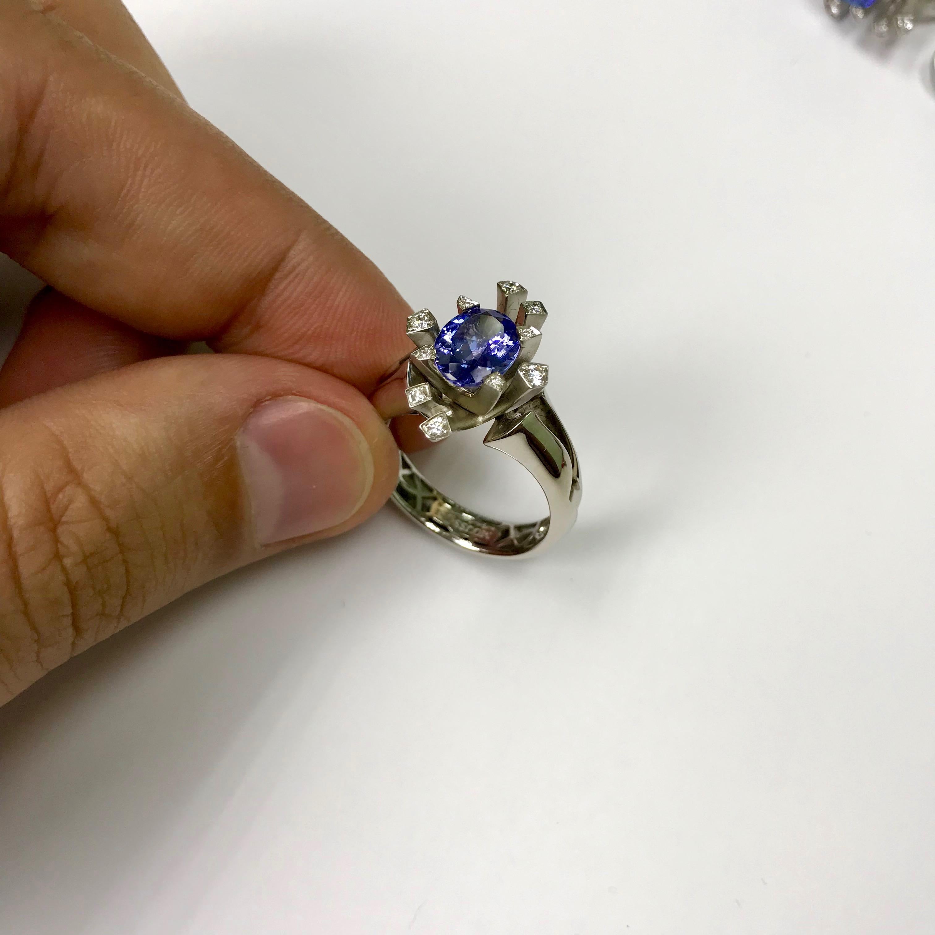 Tanzanite Diamonds 18 Karat White Gold Snowflake Ring In New Condition For Sale In Bangkok, TH