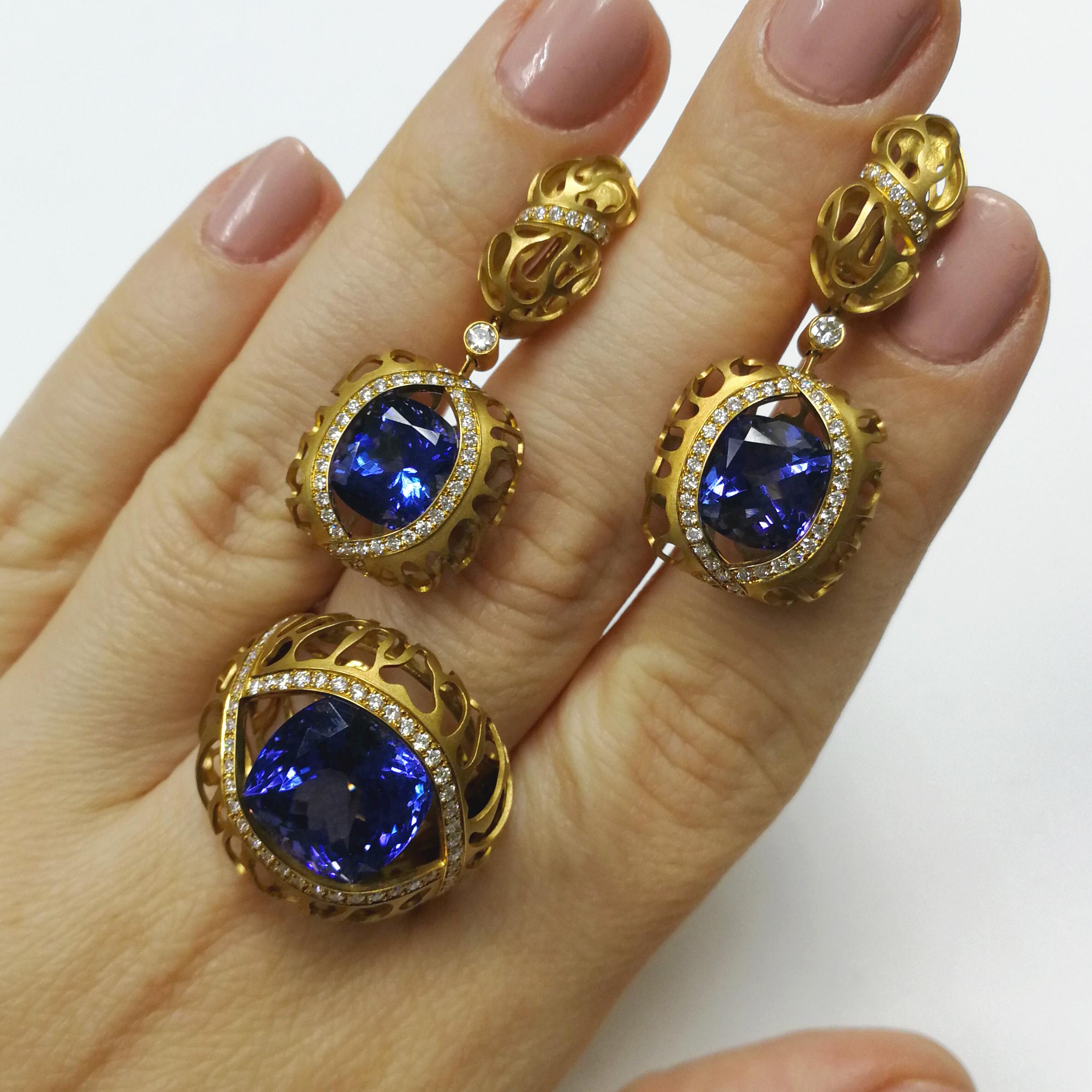 Tanzanite Diamonds 18 Karat Yellow Gold Coral Reef Suite
Suite from the Coral Reef collection, where the distinctive feature is the shape of 18 Karat Yellow Gold, made in the form of coral reefs. The perfect combination of Tanzanites and Diamonds
