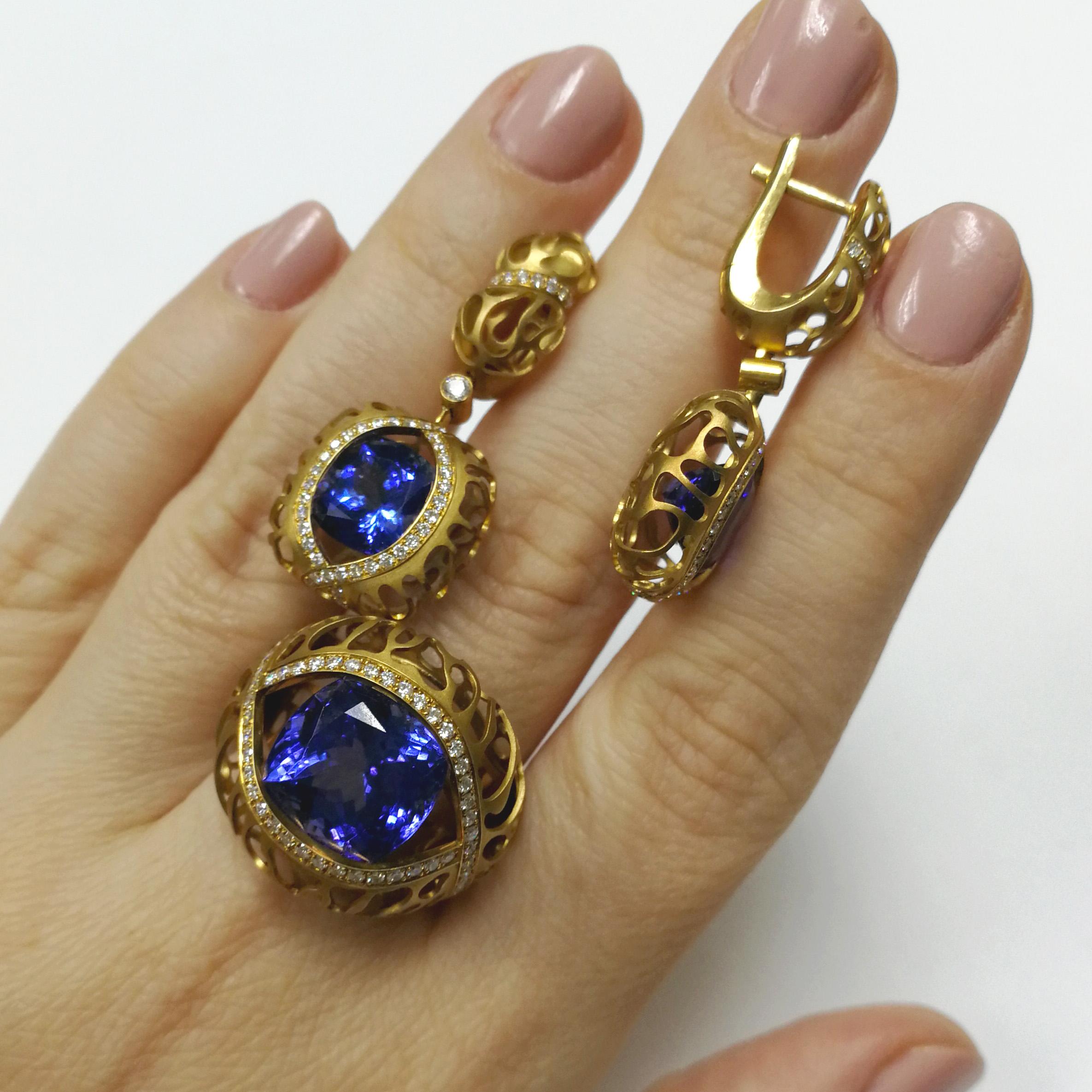 Tanzanite Diamonds 18 Karat Yellow Gold Coral Reef Suite In New Condition For Sale In Bangkok, TH