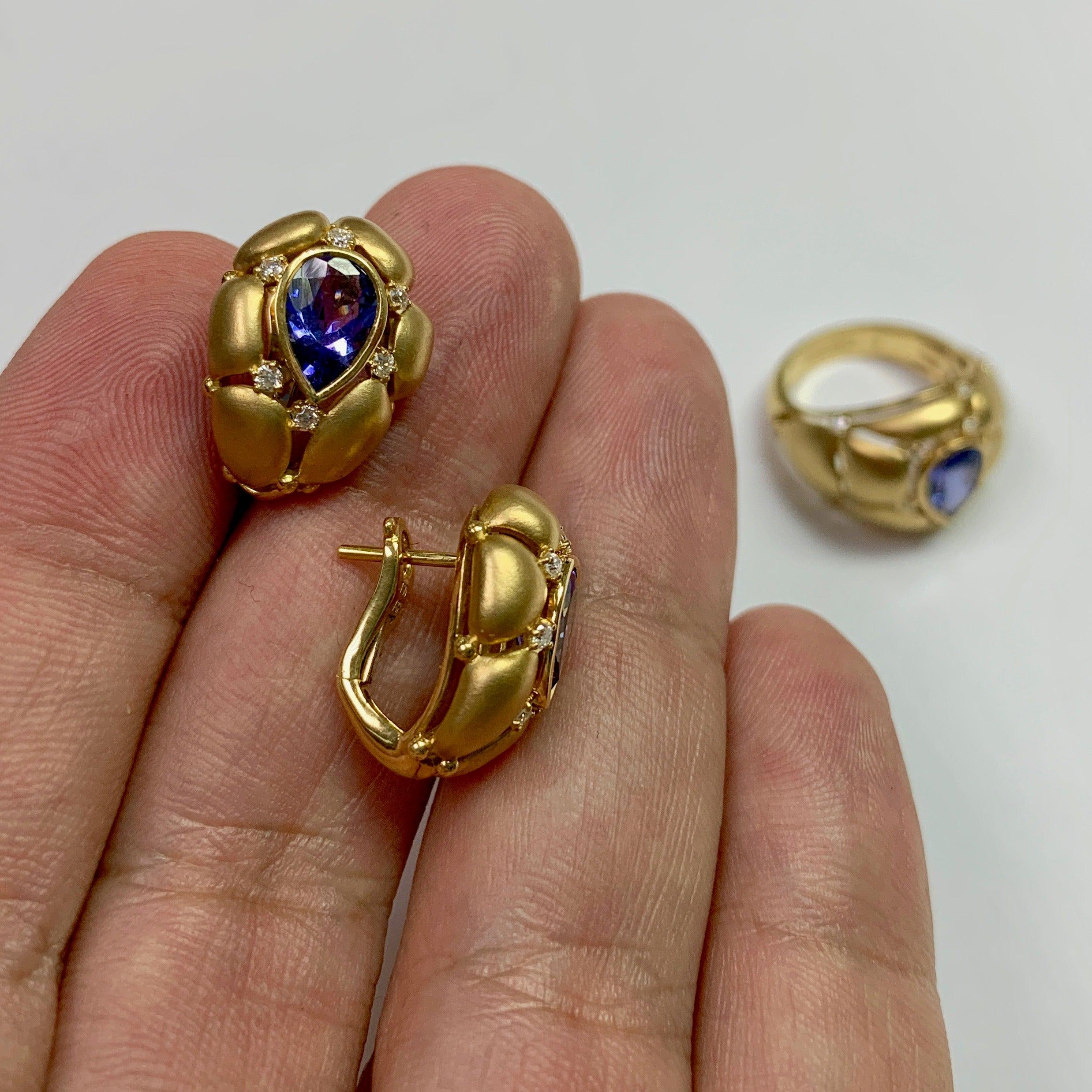 En vente :  Bague en or jaune 18 carats avec tanzanite et diamants blancs 10