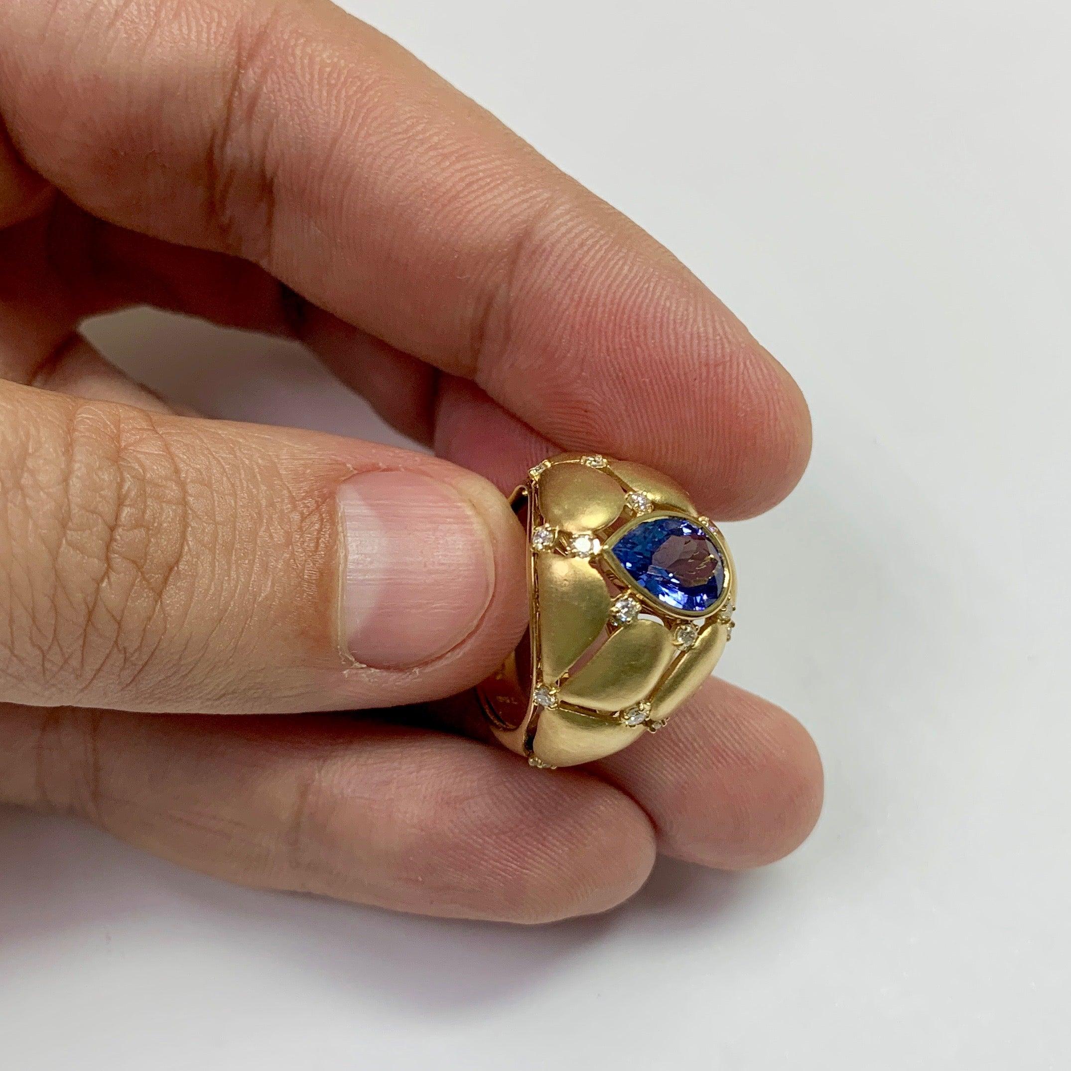 Tanzanite Diamonds White 18 Karat Yellow Gold Ring 7
