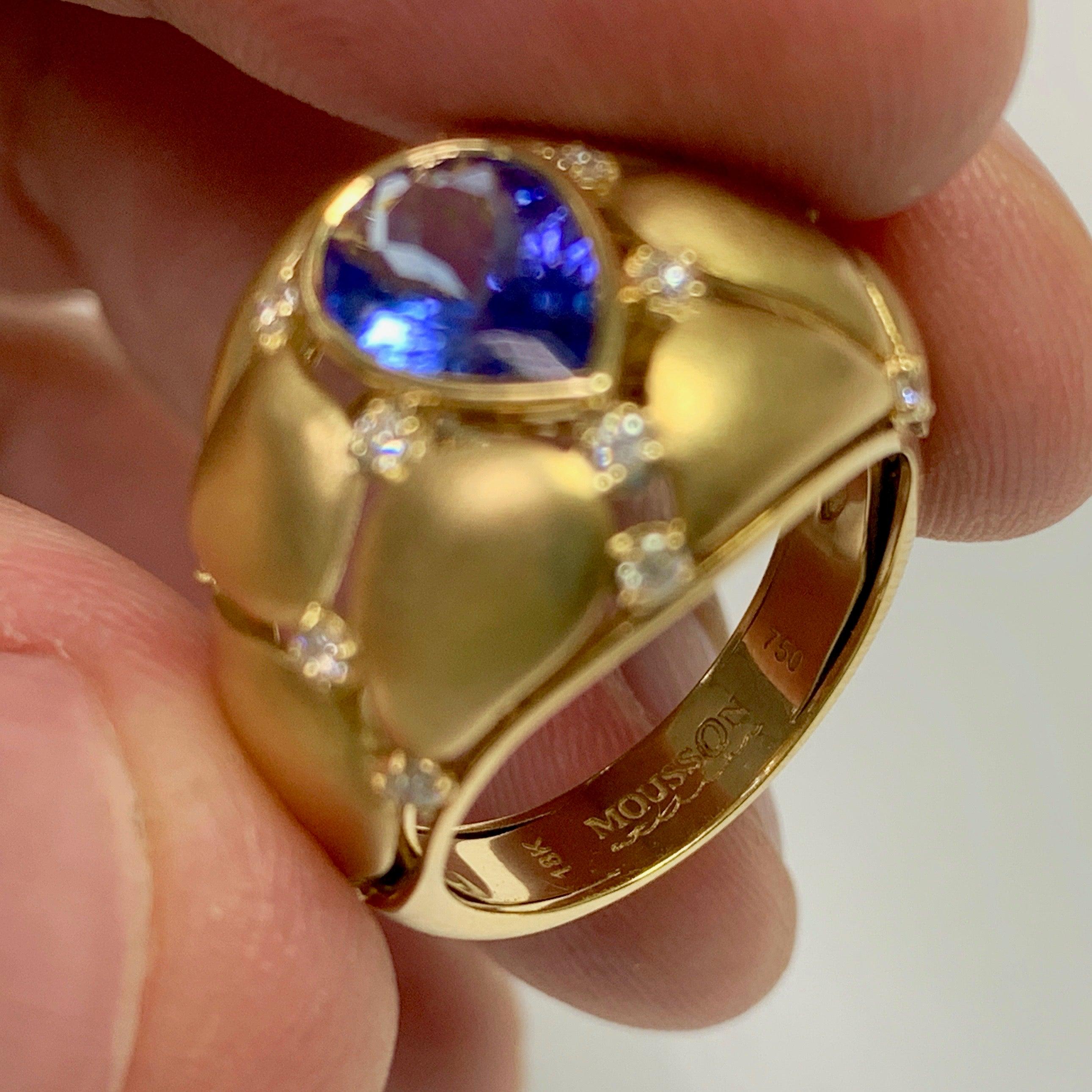 En vente :  Bague en or jaune 18 carats avec tanzanite et diamants blancs 9