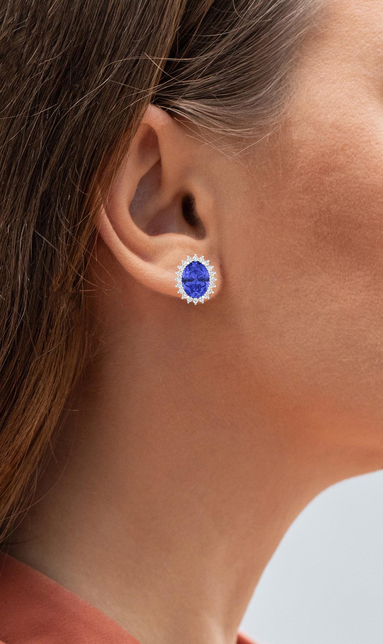Il est accompagné d'une évaluation gemmologique par la GIA (GG/AJP).
Toutes les pierres précieuses sont naturelles.
2 Tanzanites = 2.30 Carats
40 diamants = 0,25 carats
Métal : Or blanc 14K
Dimensions : 11 x 9 mm