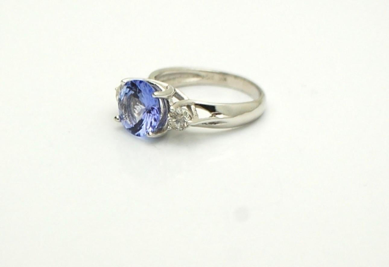 Notevole tanzanite dal colore viola intenso accompagnata da due diamanti di purezza VS e colore F in oro bianco 18KT, elgante e ben realizzato. Verrà consegnato con una valutazione e una bella confezione. 

Il certificato di autenticità viene