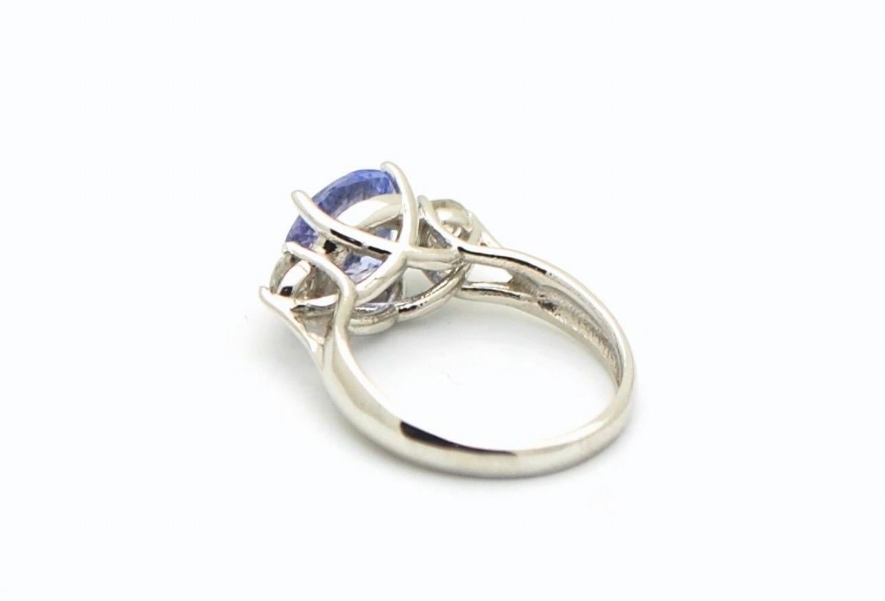 Taglio brillante Anello di fidanzamento con tanzanite in oro 18KT rara tanzanite di colore intenso in vendita