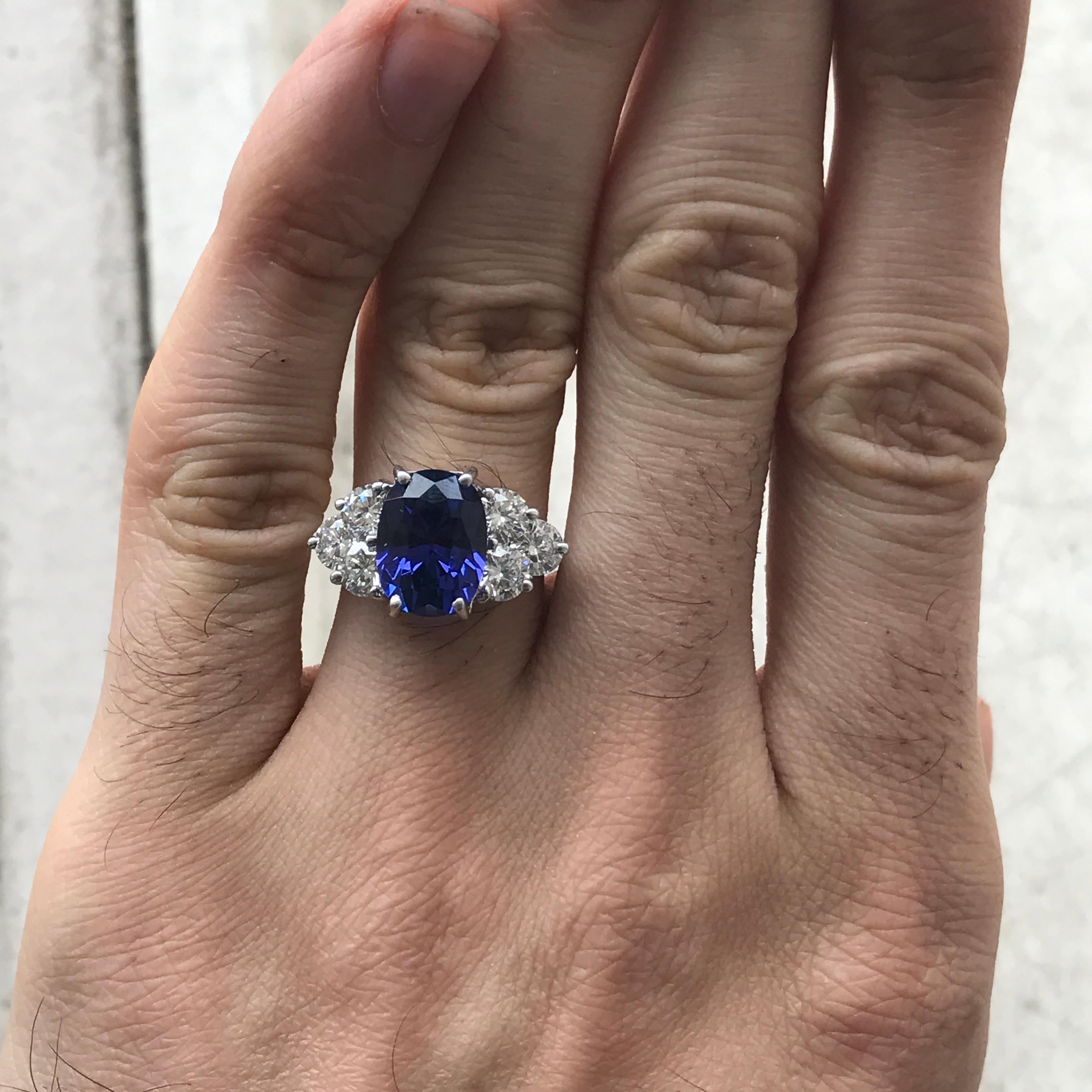 Tansanit Verlobungsring 6,7 Karat TW, ovale Mitte in Platin gefasst, Diamanten im Angebot 1