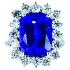 Tanzanite, Gem Quality, 10 cts. surrounded by fine white Diamonds & set in 18K.