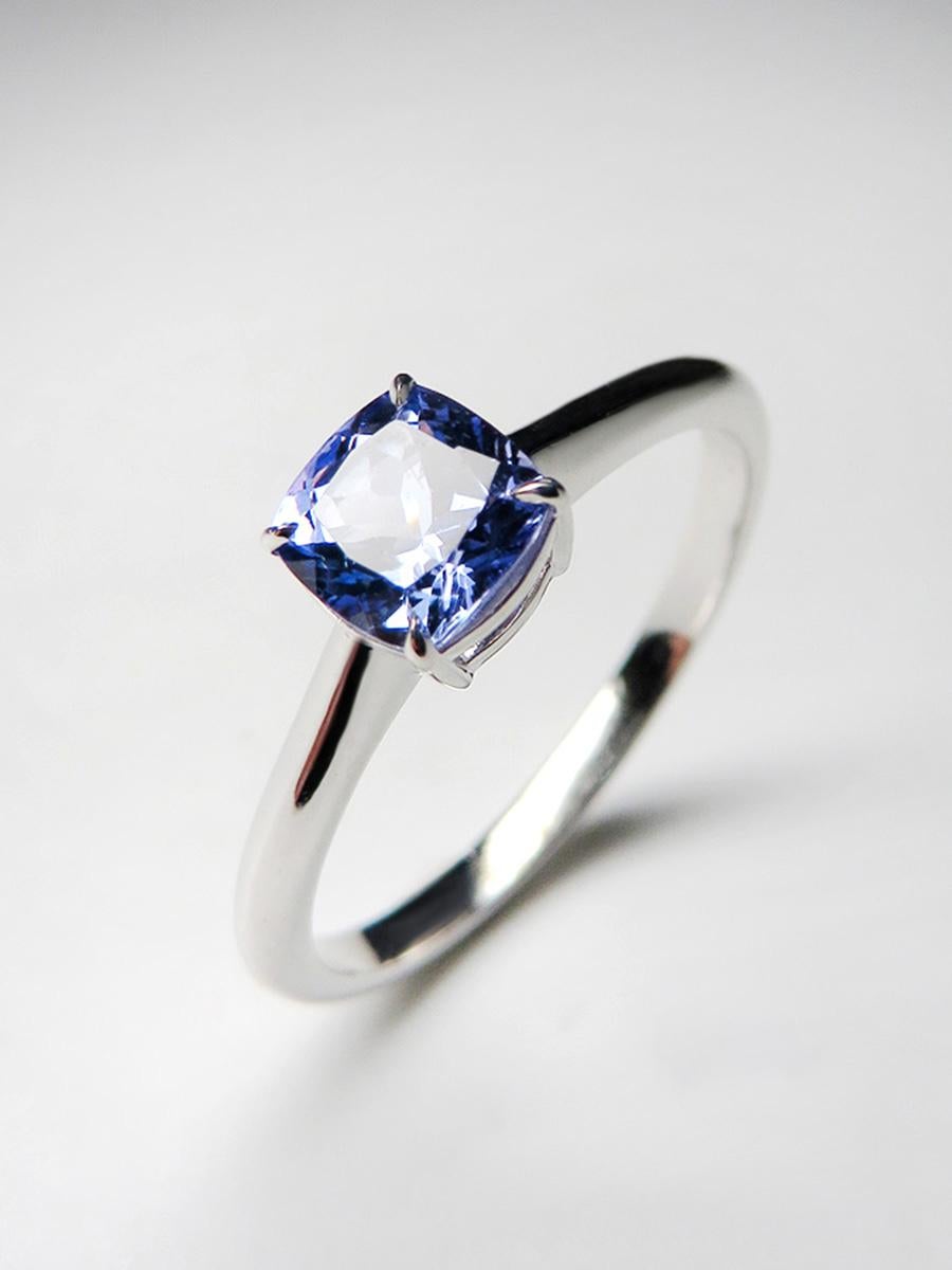 Cushion Cut Tanzanite Gold Ring Cushion-Cut Purple Blue Engagement ring Unisex For Sale