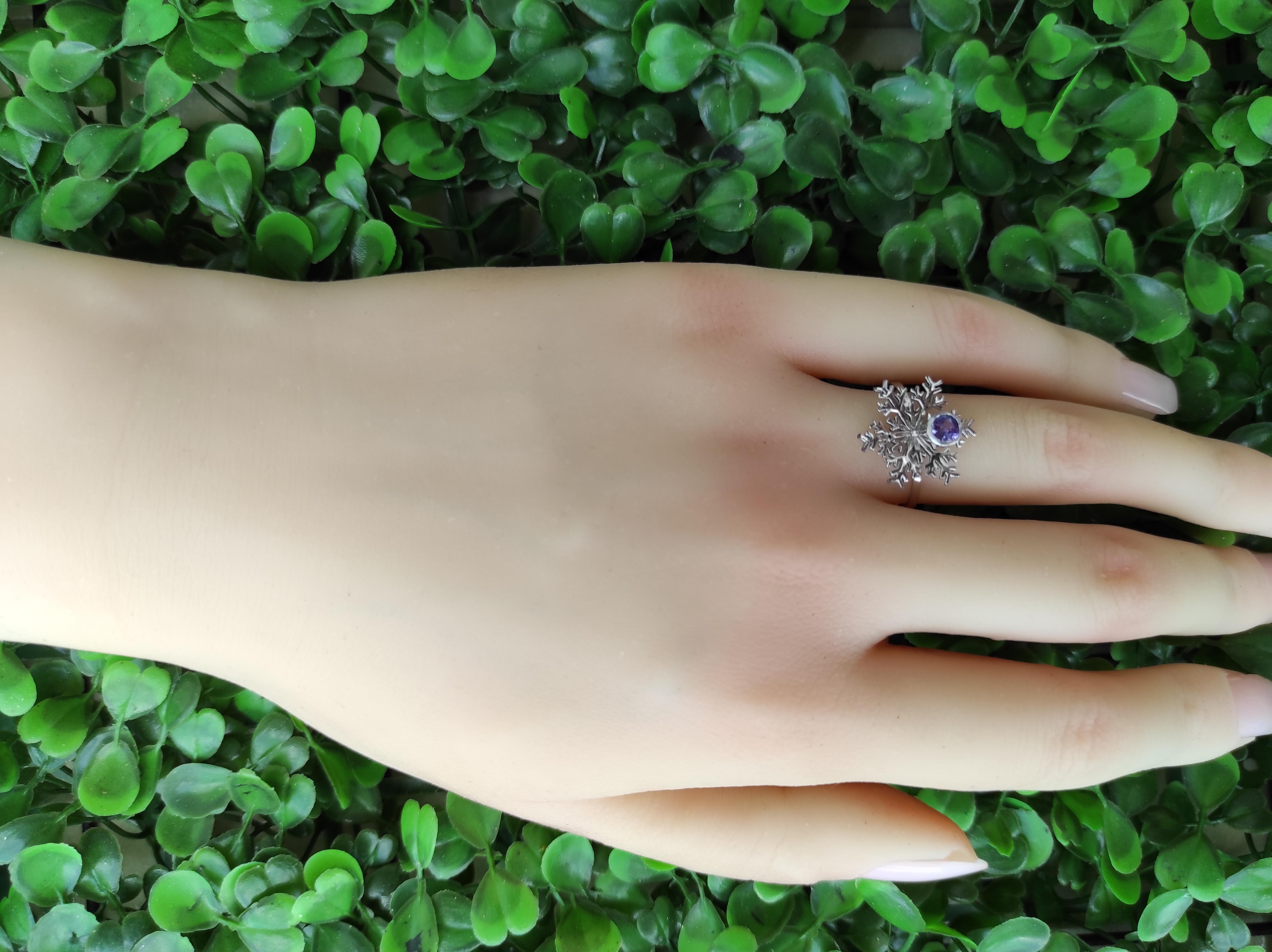 En venta: Anillo de oro de 14 quilates Copo de Nieve con tanzanita y diamantes.  10