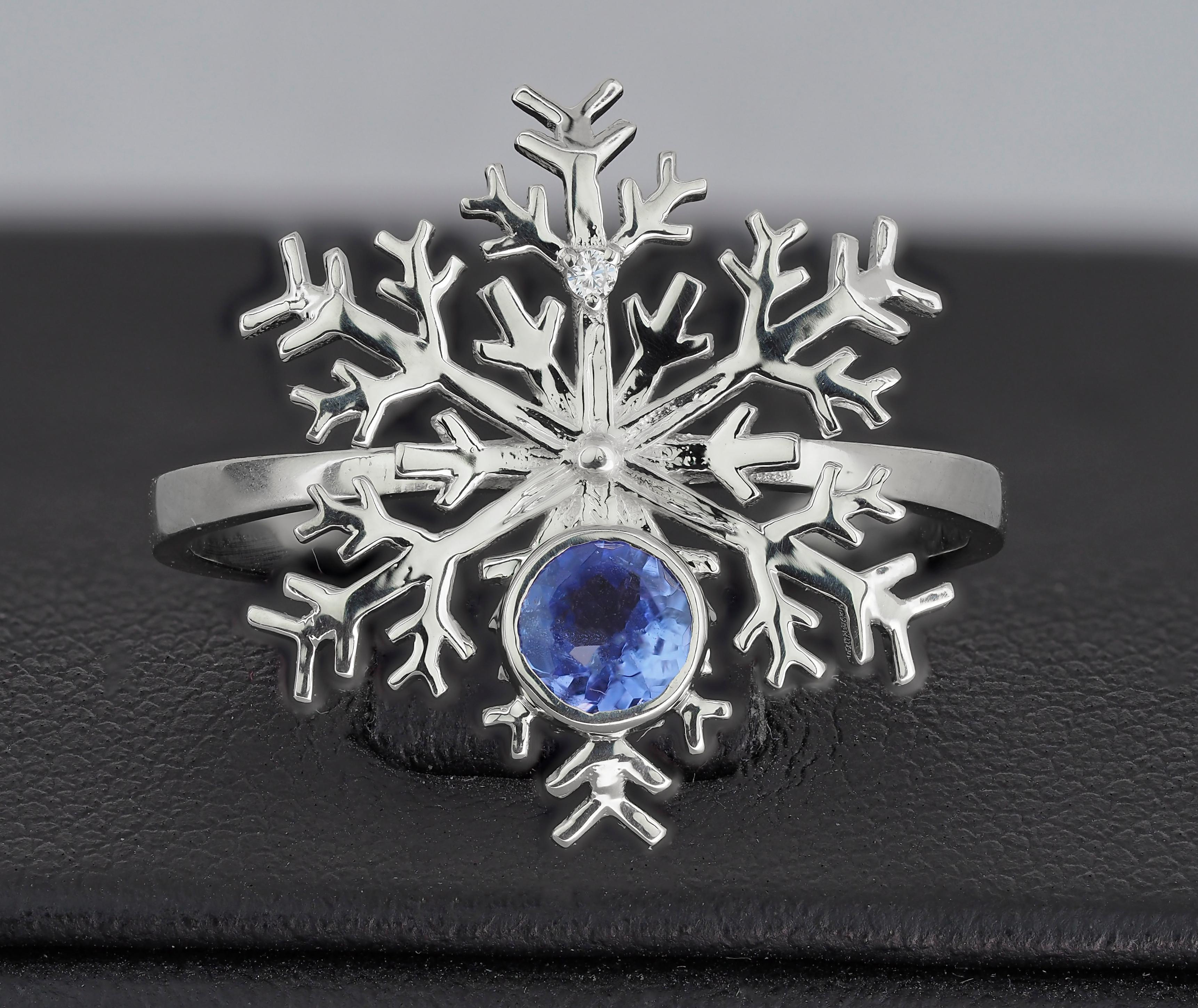 Modern Tanzanite gold ring. Snowflake 14 karat Gold Ring with Tanzanite and Diamonds.