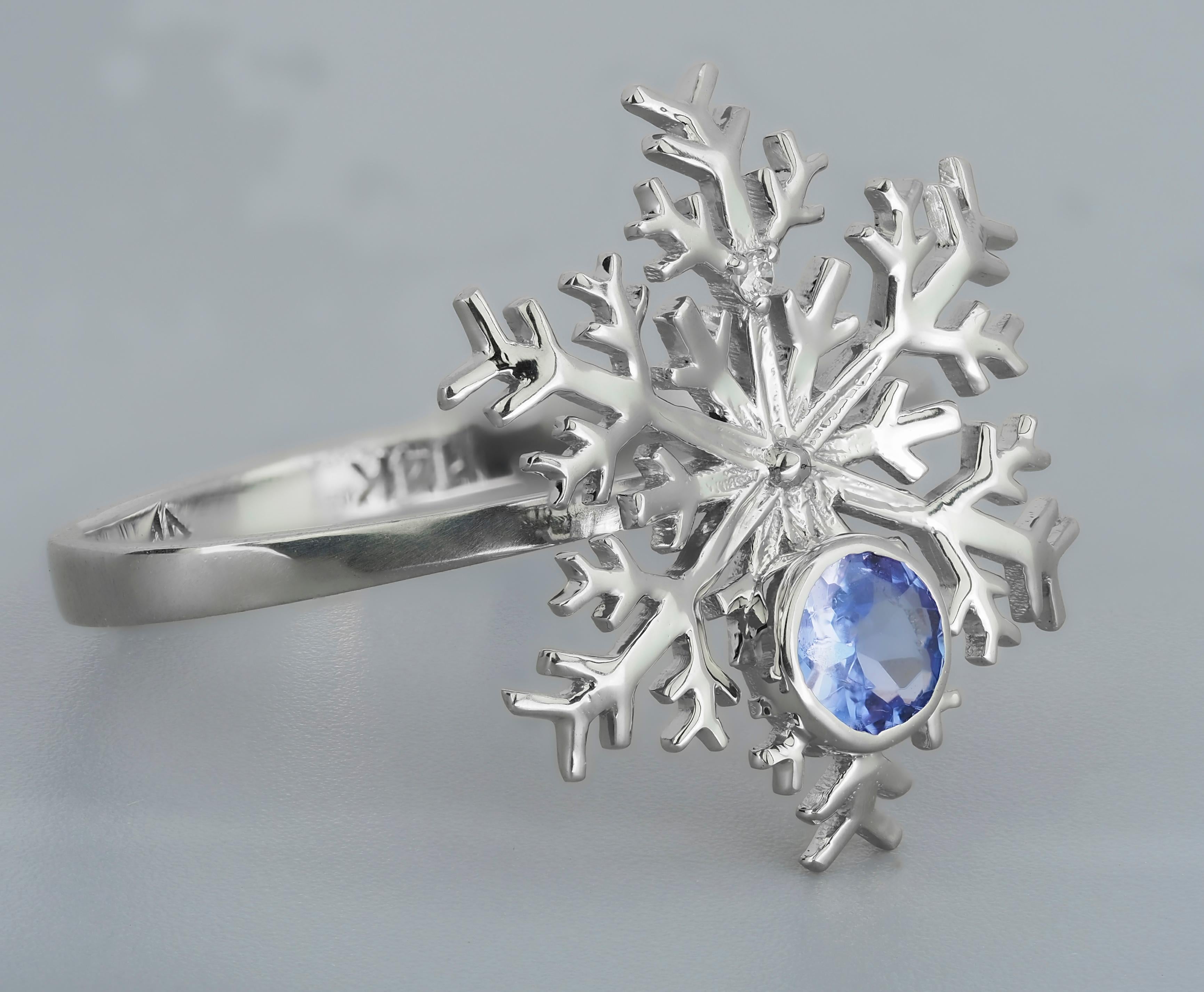 Tanzanite gold ring. Snowflake 14 karat Gold Ring with Tanzanite and Diamonds. In New Condition In Istanbul, TR