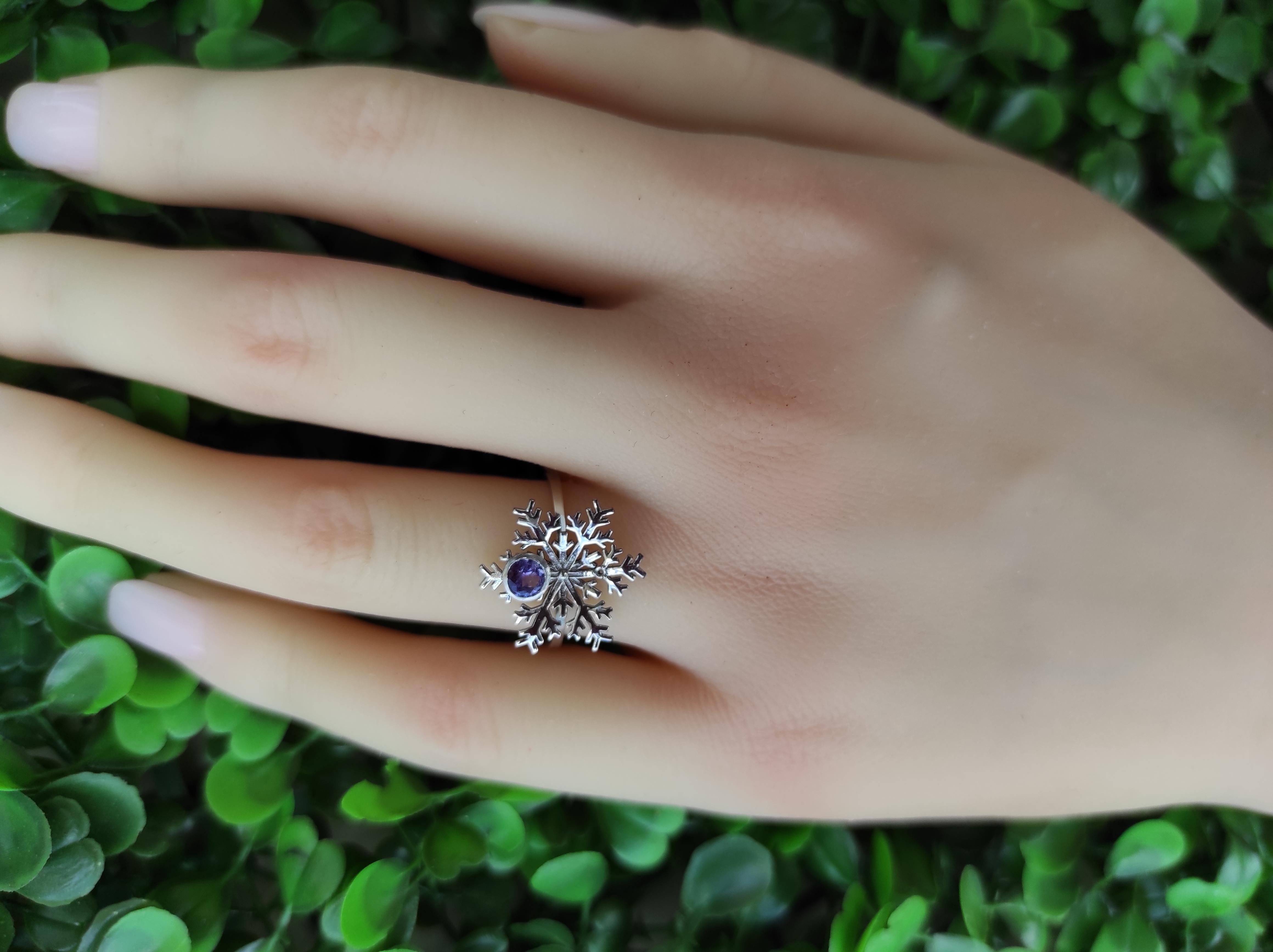 En venta: Anillo de oro de 14 quilates Copo de Nieve con tanzanita y diamantes.  2