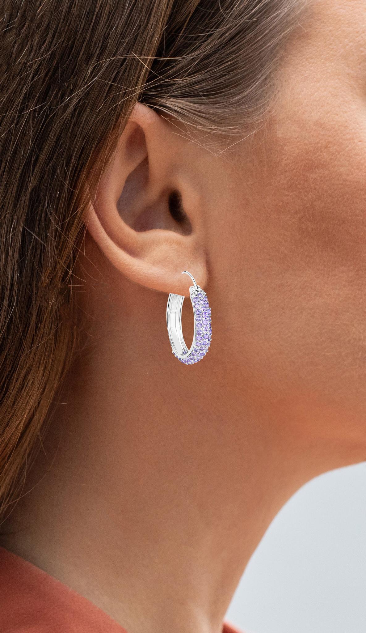 Viene fornito con la valutazione gemmologica GG/AJP.
Tutte le gemme sono naturali
102 tanzaniti = 3,05 carati
Metallo: Argento placcato in rodio
Dimensioni: 27 x 7 mm