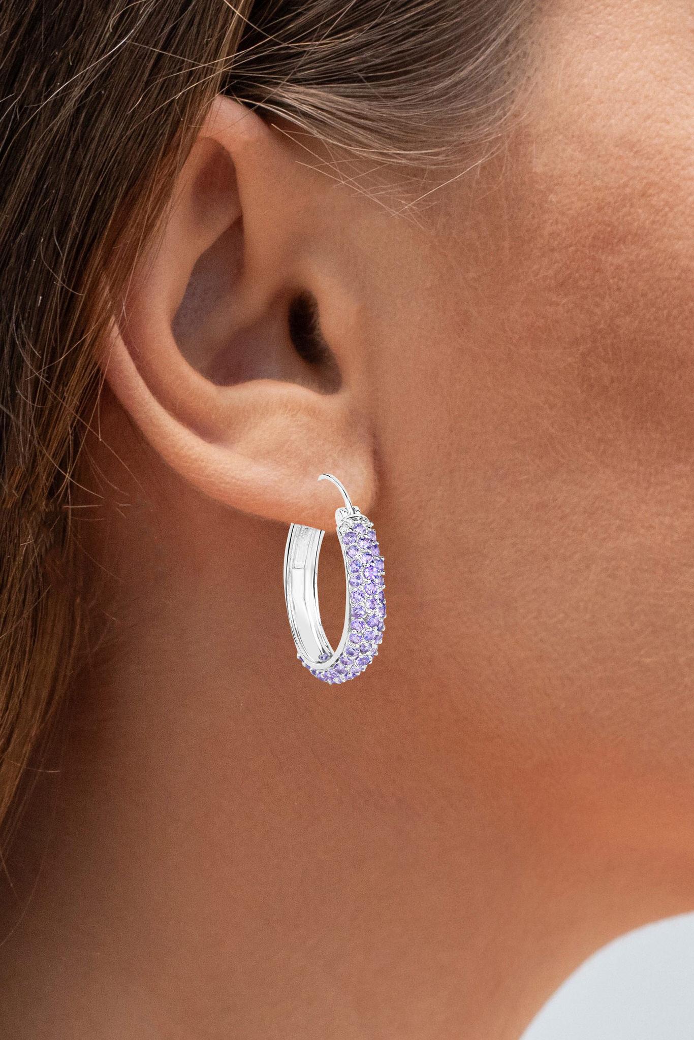 Orecchini a cerchio con tanzanite 3 carati in argento placcato in rodio in vendita 1