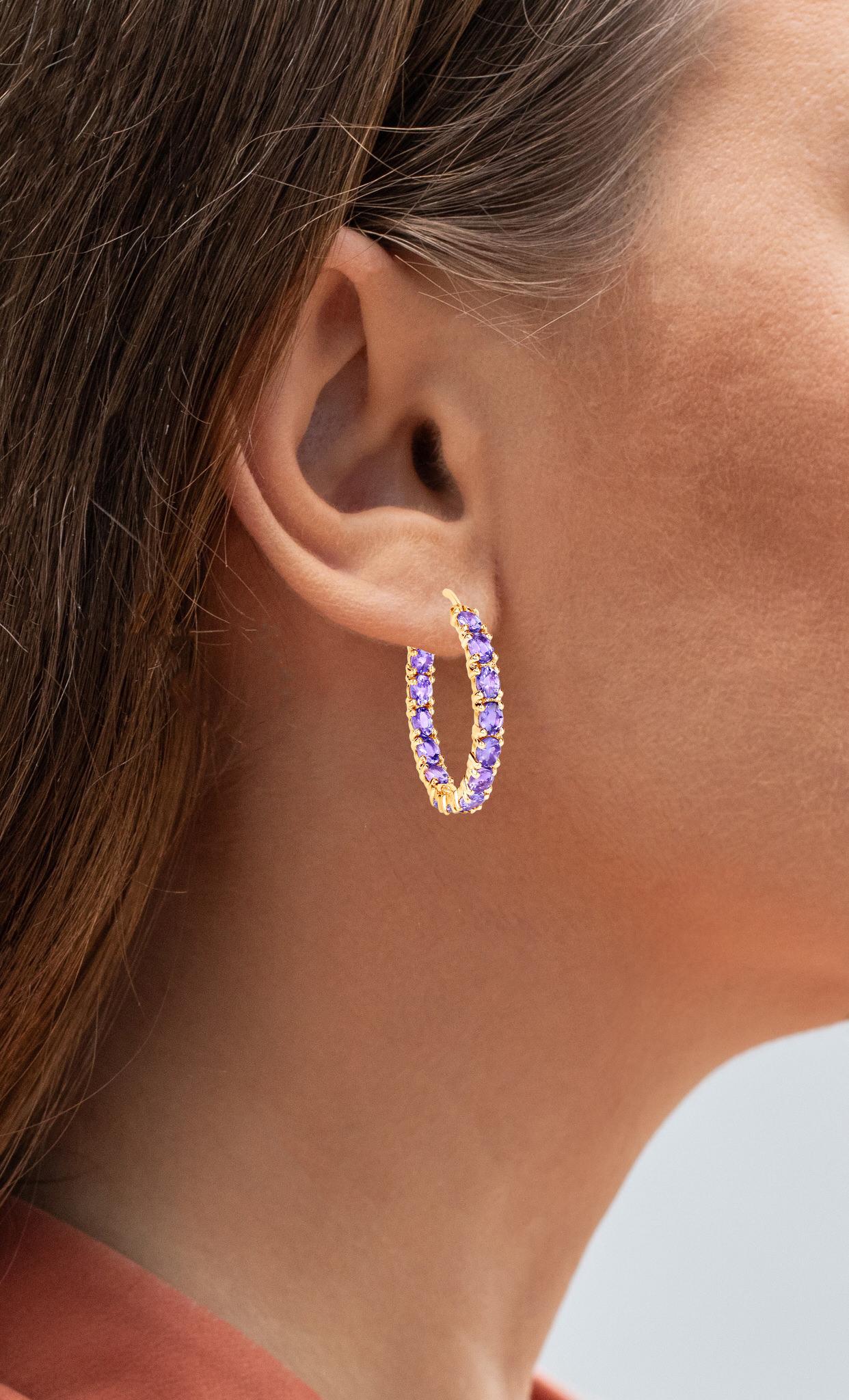 Viene fornito con la valutazione gemmologica GG/AJP.
Tutte le gemme sono di origine naturale
30 tanzaniti = 5,15 carati
Metallo: Argento 925 placcato in oro giallo 14K
Dimensioni: 30 x 3,6 mm