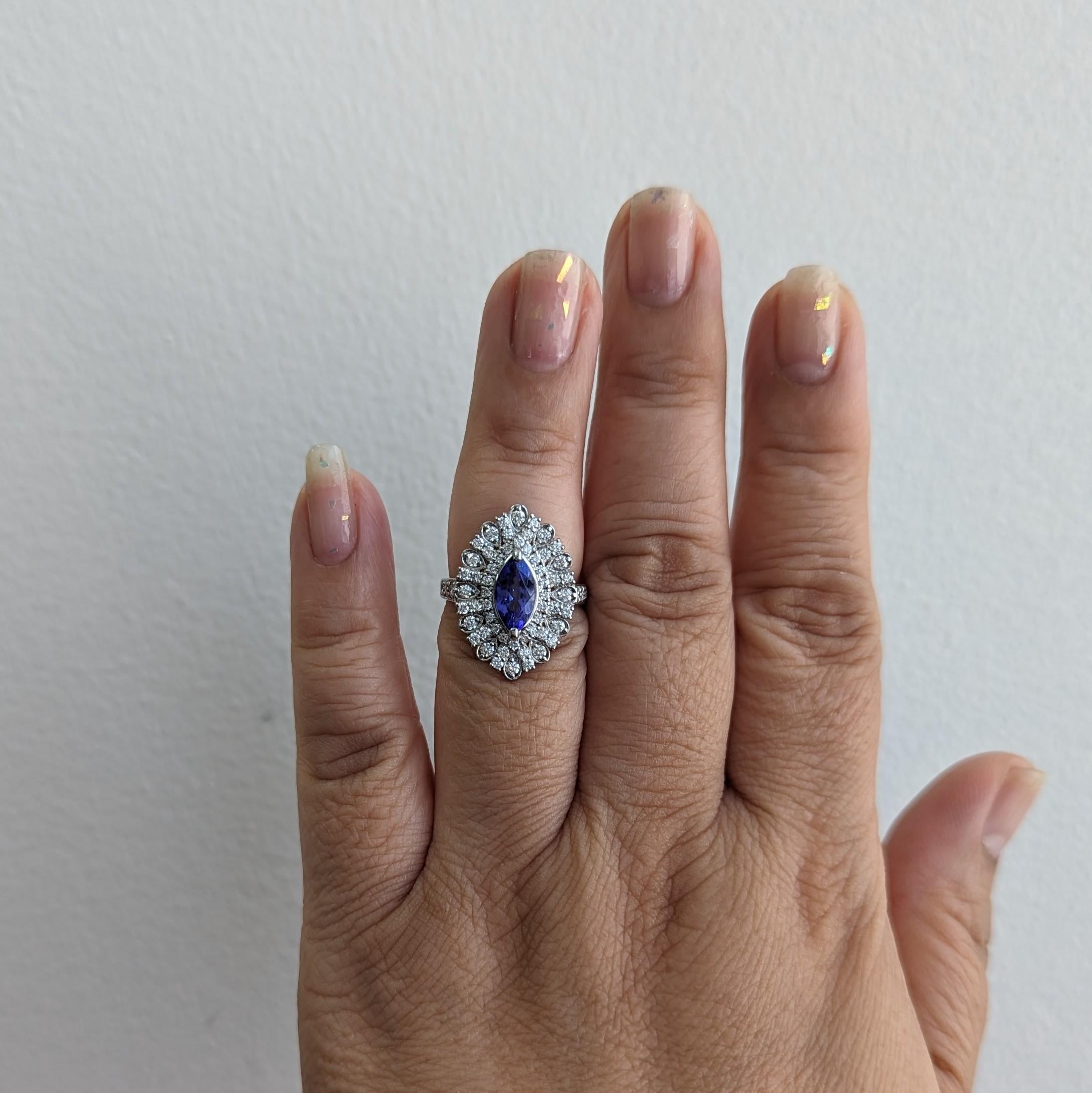 Wunderschöner 1,78 ct. Tansanit Marquise mit 0,87 ct. weißen Diamanten guter Qualität.  Handgefertigt in Platin.  Ringgröße 6,25.