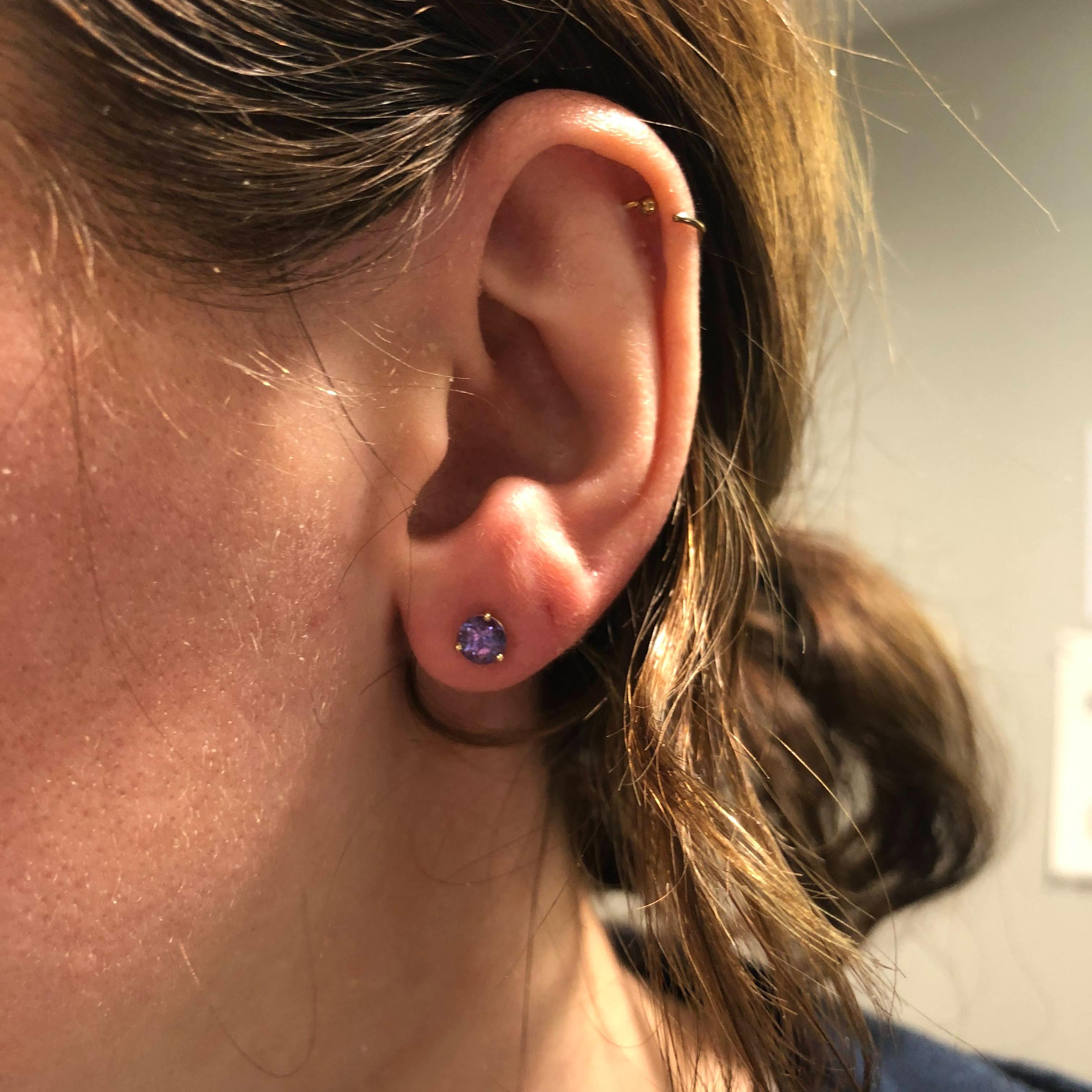Orecchini solitari di tanzanite Martini in oro massiccio 14 carati, tondi 5 mm In condizioni Nuovo in vendita a Columbus, OH