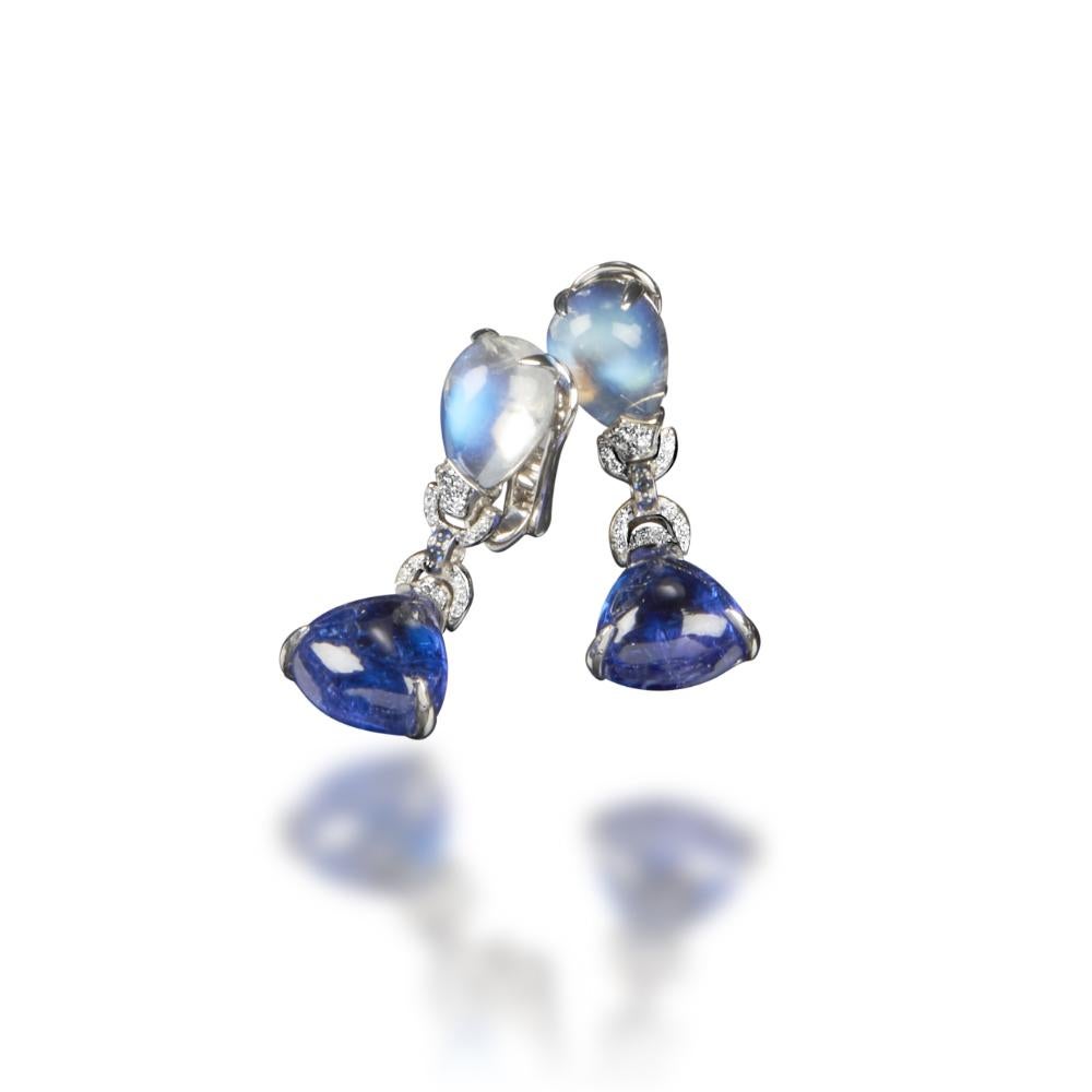 The luminous 18 kt White Gold and the 0,70 carats of Brilliant-cut Diamonds (G-H colour, IF-VS clarity) of the Earrings 