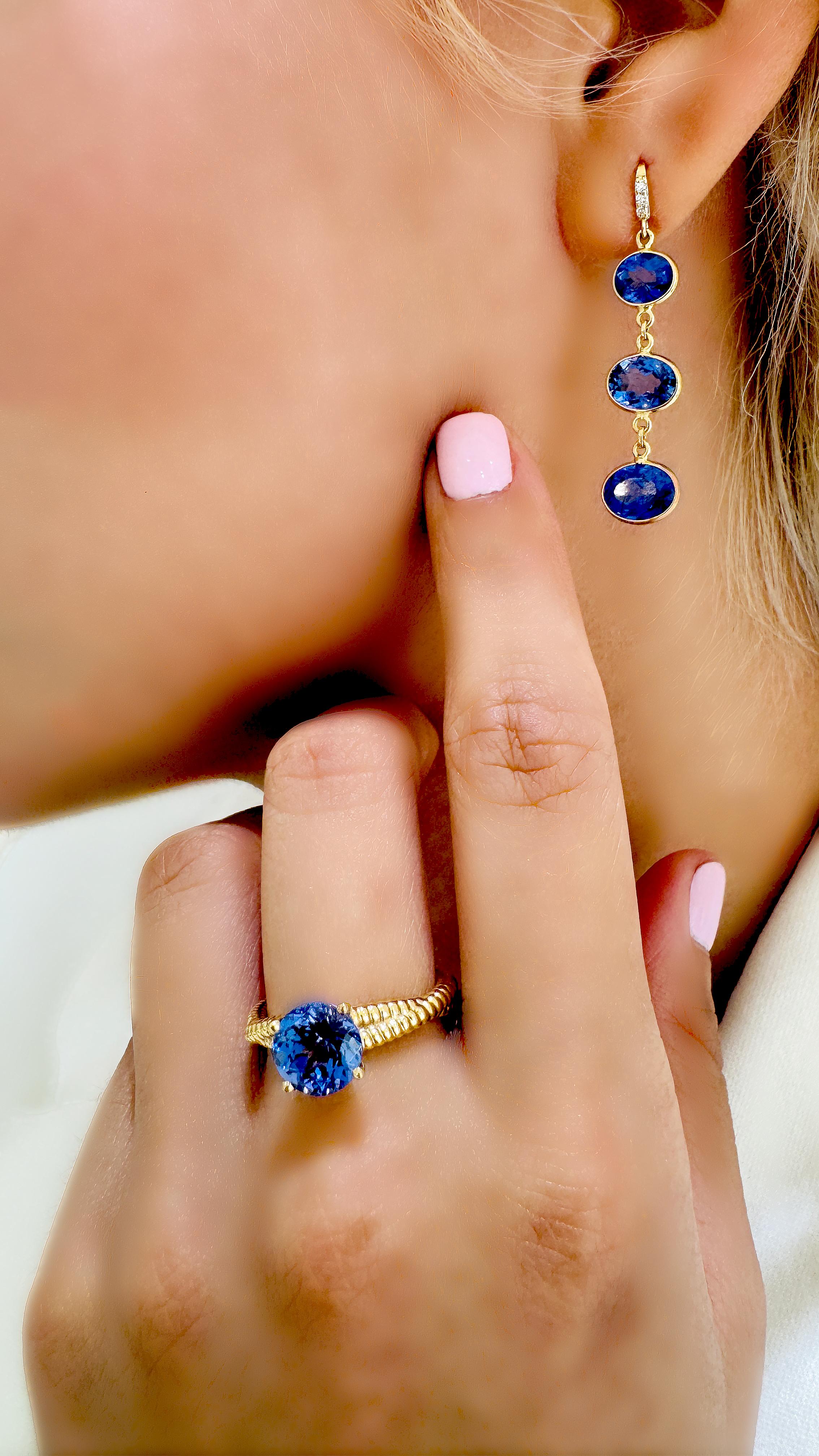 Orecchino con tanzanite ovale e diamanti in oro giallo 18 carati In condizioni Nuovo in vendita a Coral Gables, FL