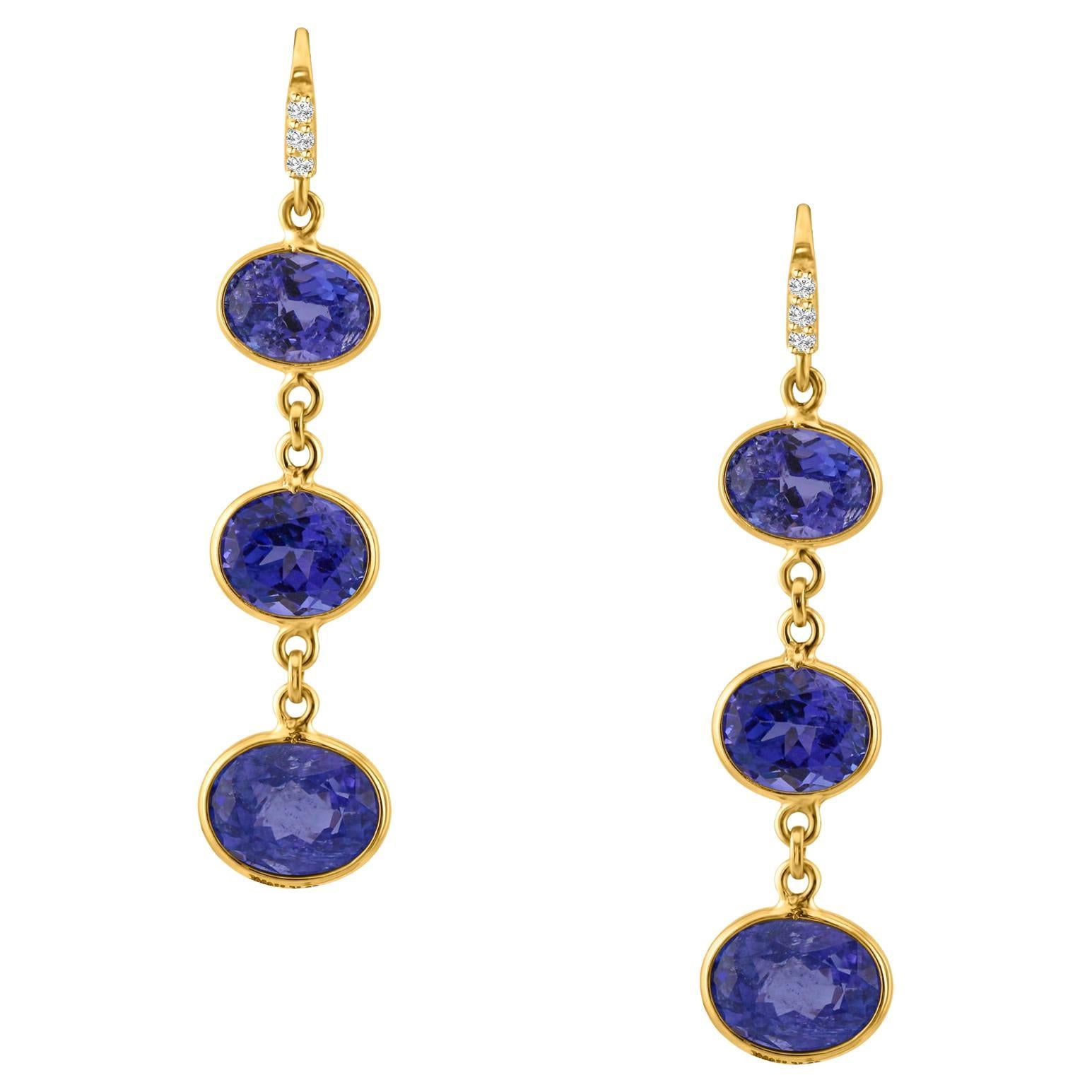 Orecchino con tanzanite ovale e diamanti in oro giallo 18 carati in vendita