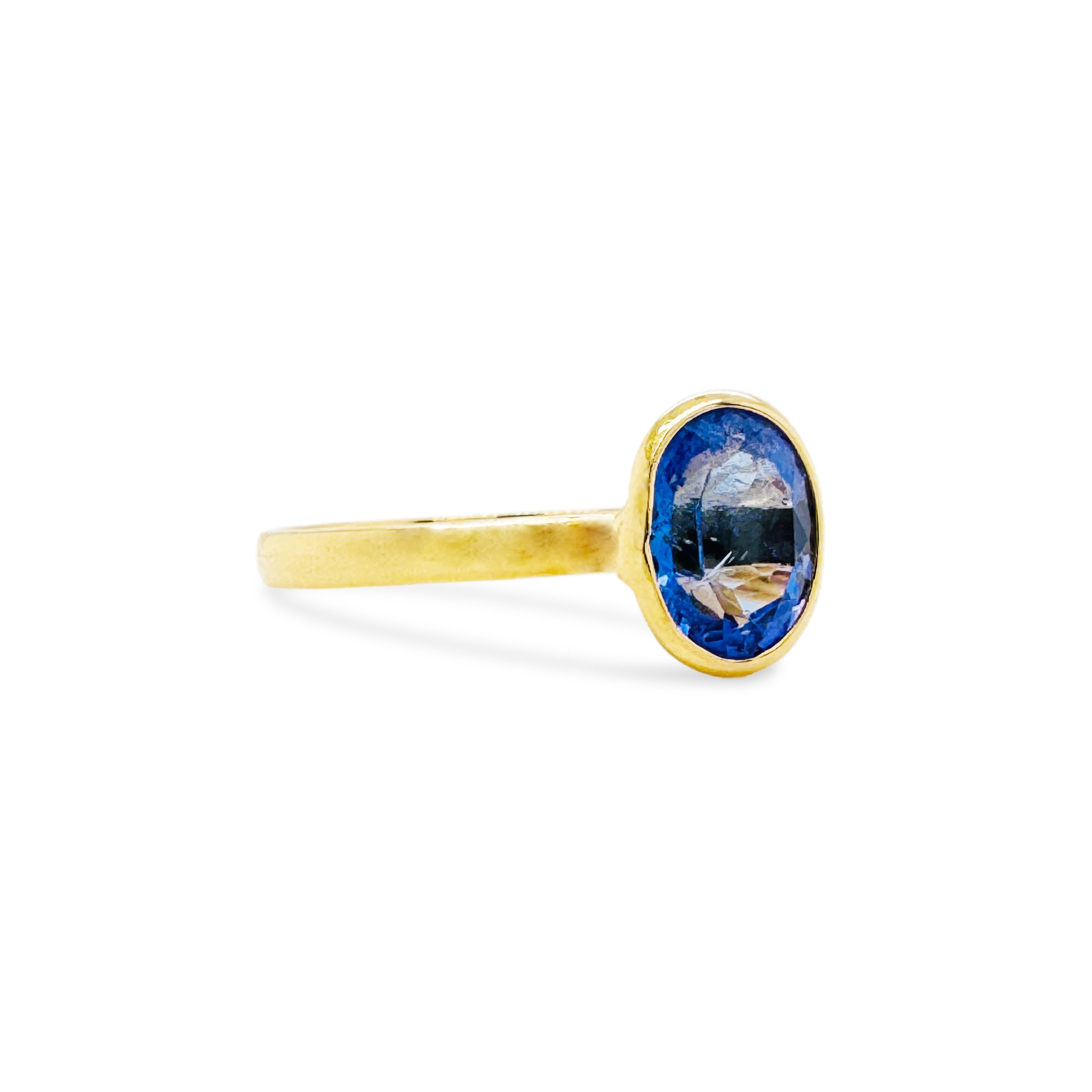 Anillo Oval de Tanzanita en Oro Amarillo de 18K Contemporáneo en venta
