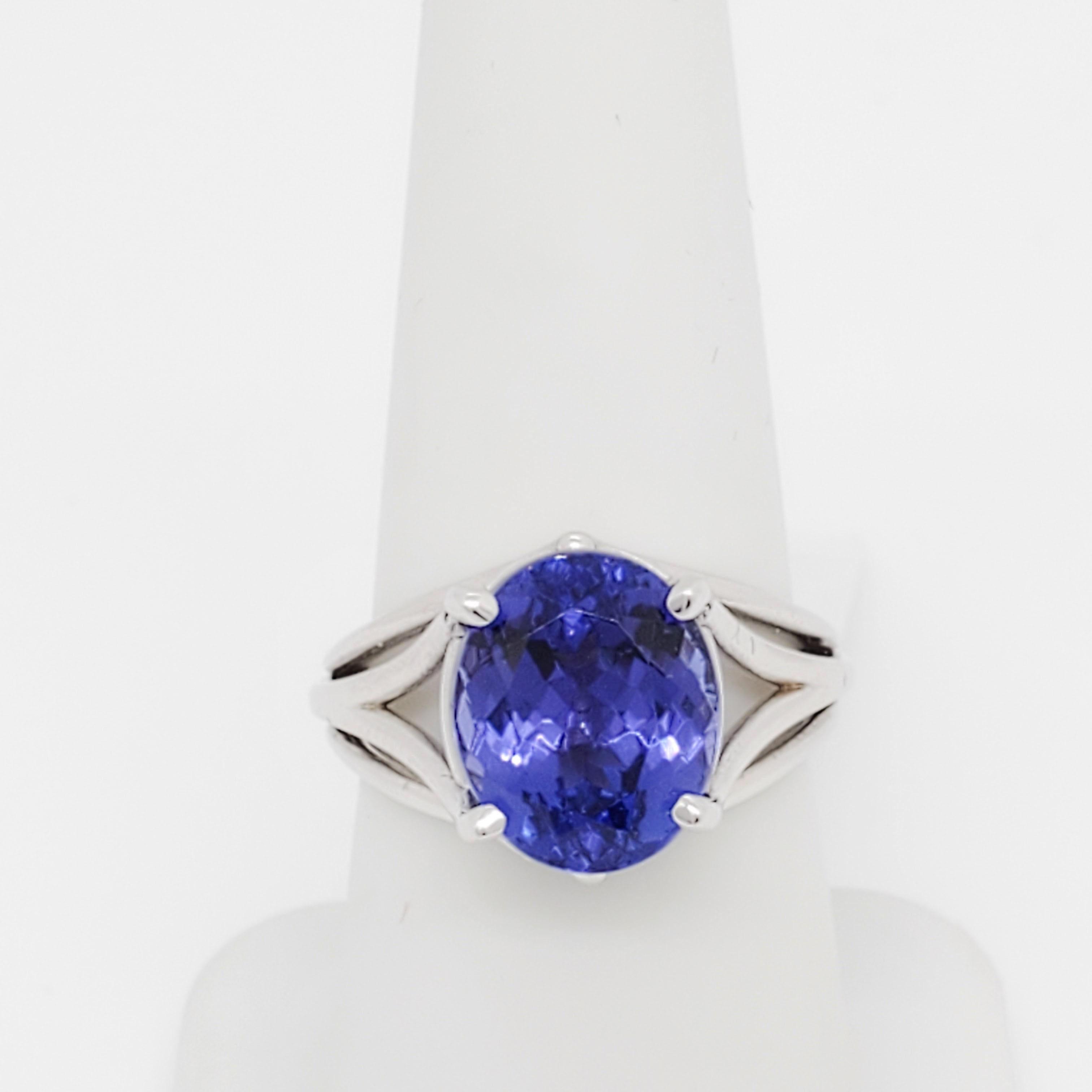 Tanzanite Oval Solitaire Ring in 14k White Gold In New Condition For Sale In Los Angeles, CA
