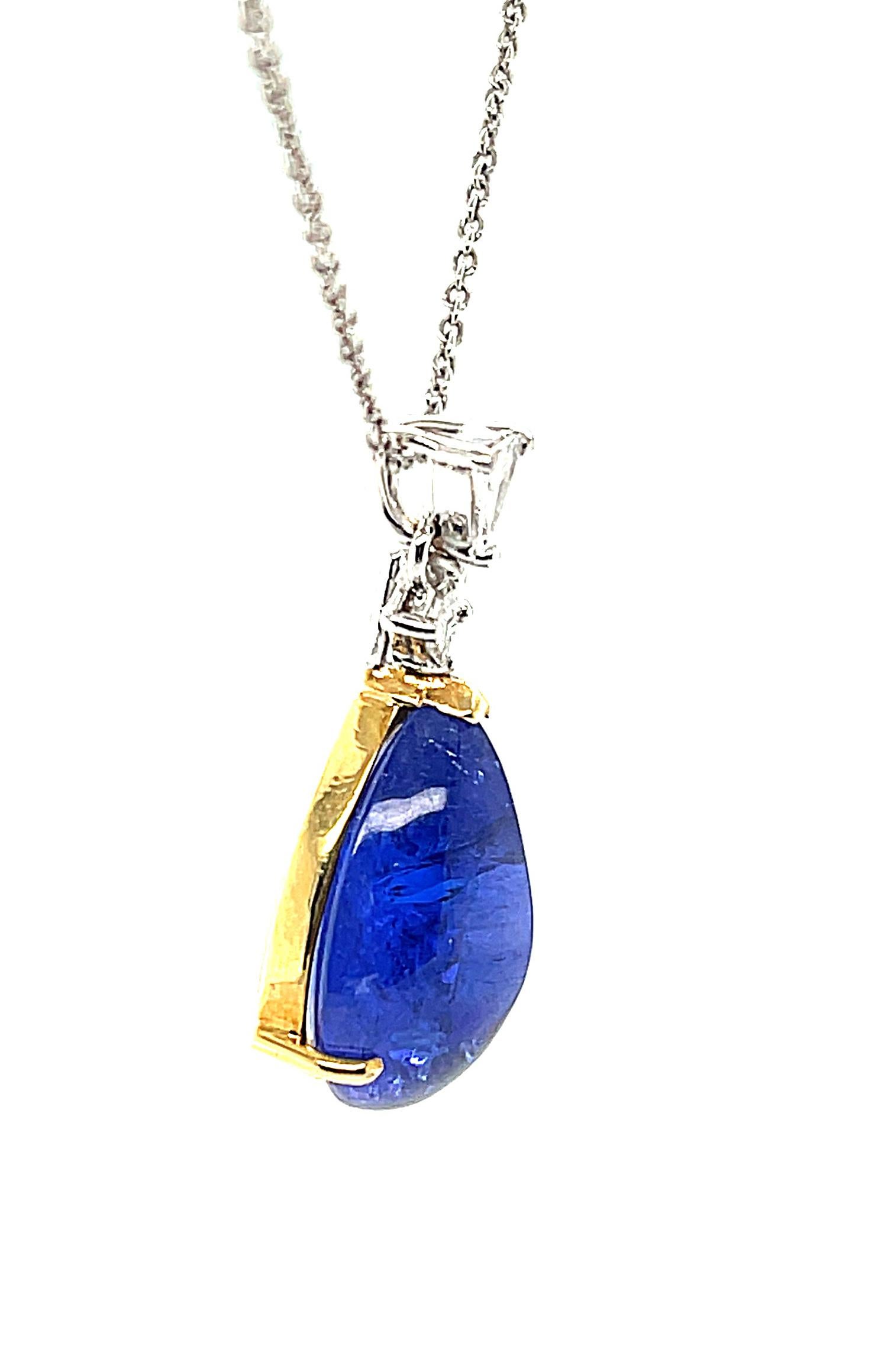 Artisan Collier en goutte en or jaune et blanc avec tanzanite cabochon de 12 carats et diamants   en vente