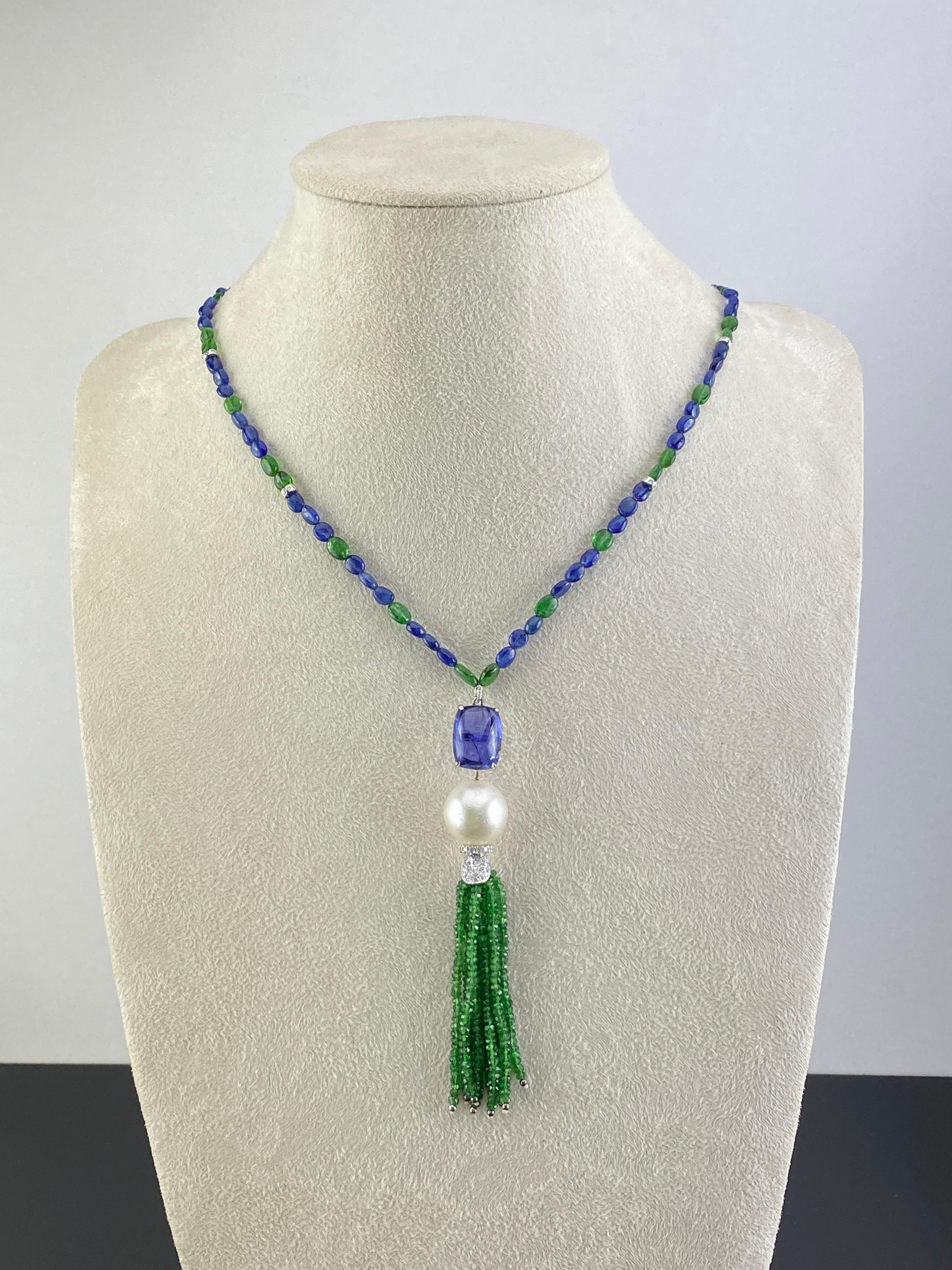 Chaîne collier en tanzanite, perles, saphirs et émeraudes Neuf - En vente à Bangkok, Thailand