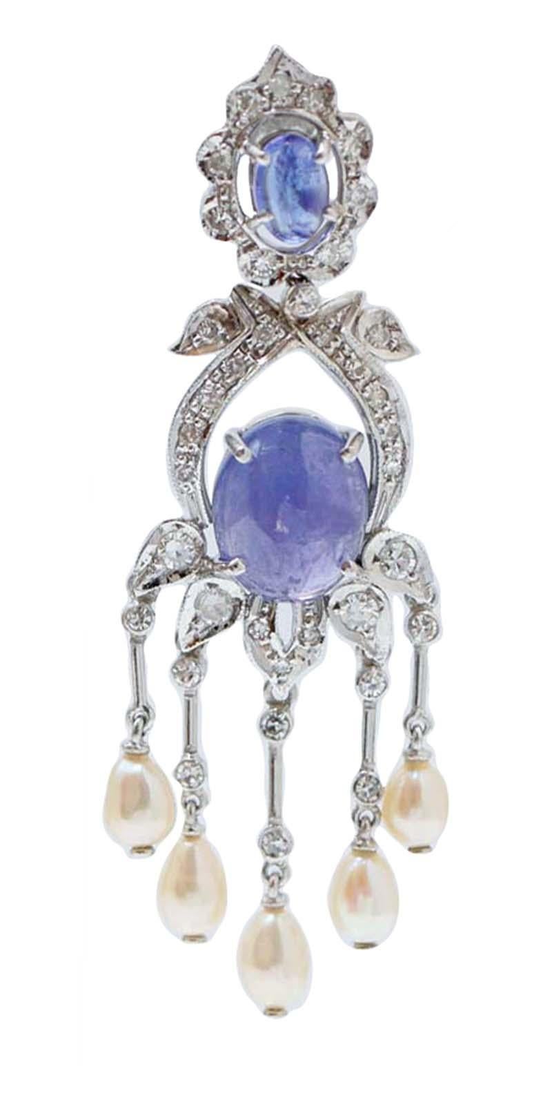 Amazing earrings in platinum structure mounted with diamonds for all the length and two tanzanite.
As pendants, little pearls.
These earrings were totally handmade by Italian master goldsmiths and they are in perfect conditions.
Diamonds 1.52