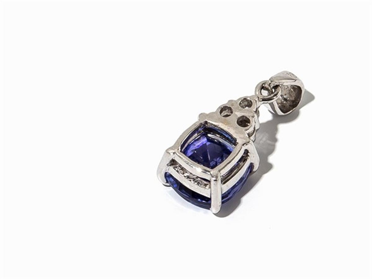 Description of the
- 750 white gold
- hallmarked with the fineness
- 1 tanzanite, faceted, approx. 1.81 ct.
- 3 diamonds, faceted, total approx. 0.08 ct
- dimensions: 1,7 x 0,7 cm
- Weight: approx. 1.5 g

Tansanit-Anhänger, 750 Weißgold
·