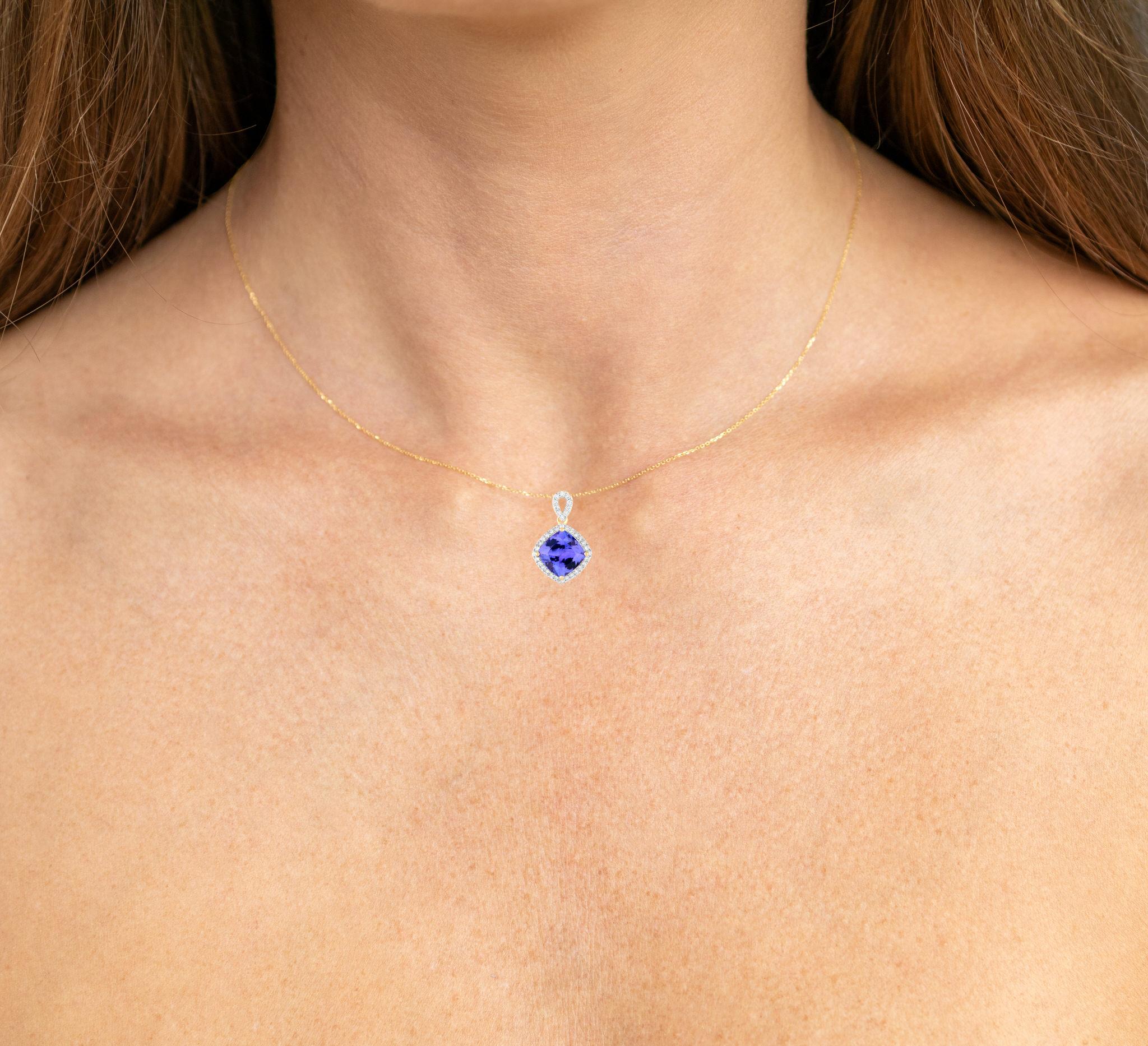 Il est accompagné d'une évaluation gemmologique par la GIA (GG/AJP).
Toutes les pierres précieuses sont naturelles.
Tanzanite = 2.37 Carats
38 diamants = 0,16 carats
Métal : Or jaune 14K
Dimensions : 19 x 12 x 6 mm
Chaîne incluse : Or jaune