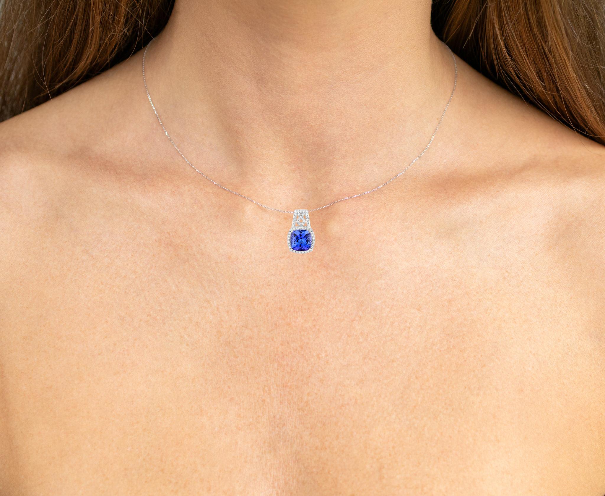 Il est accompagné d'une évaluation gemmologique par la GIA (GG/AJP).
Toutes les pierres précieuses sont naturelles.
Tanzanite = 3.91 Carats
52 diamants = 0,38 carats
Métal : Or blanc 14K
Dimensions : 20 x 12 x 7 mm : 20 x 12 x 7 mm
Chaîne incluse :