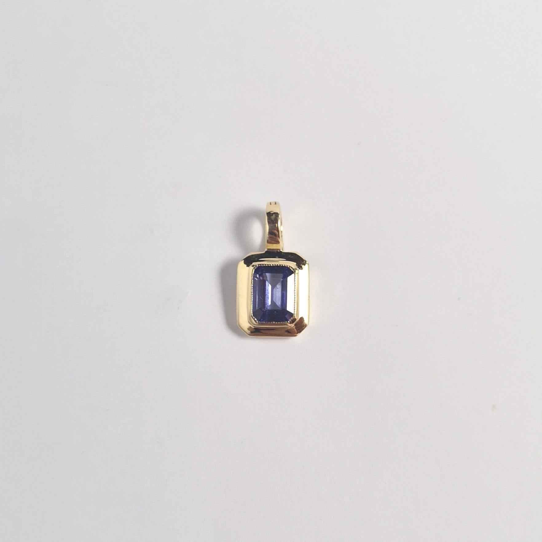 Pendentif en Tanzanite serti dans de l'or 18K en vente 4