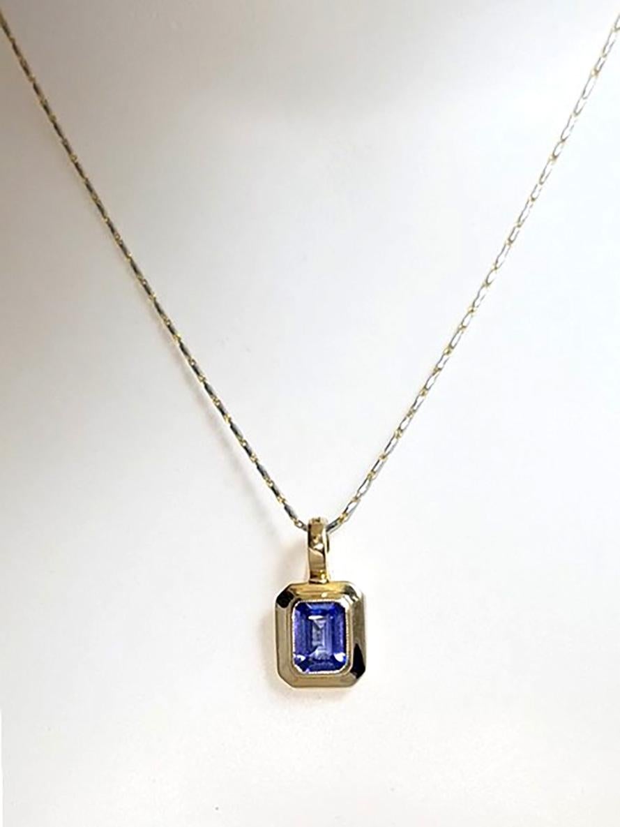 Pendentif Tanzanite 1.44 carat en or 18K
(chaîne non incluse)

Largeur : 1.1 cm 
Longueur : 1.9 cm
Poids total : 2.84 grammes


