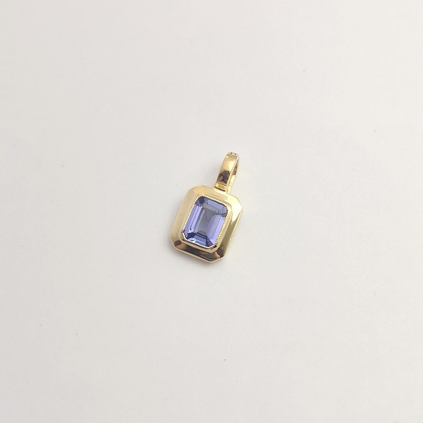 Pendentif en Tanzanite serti dans de l'or 18K Neuf - En vente à Bangkok, TH