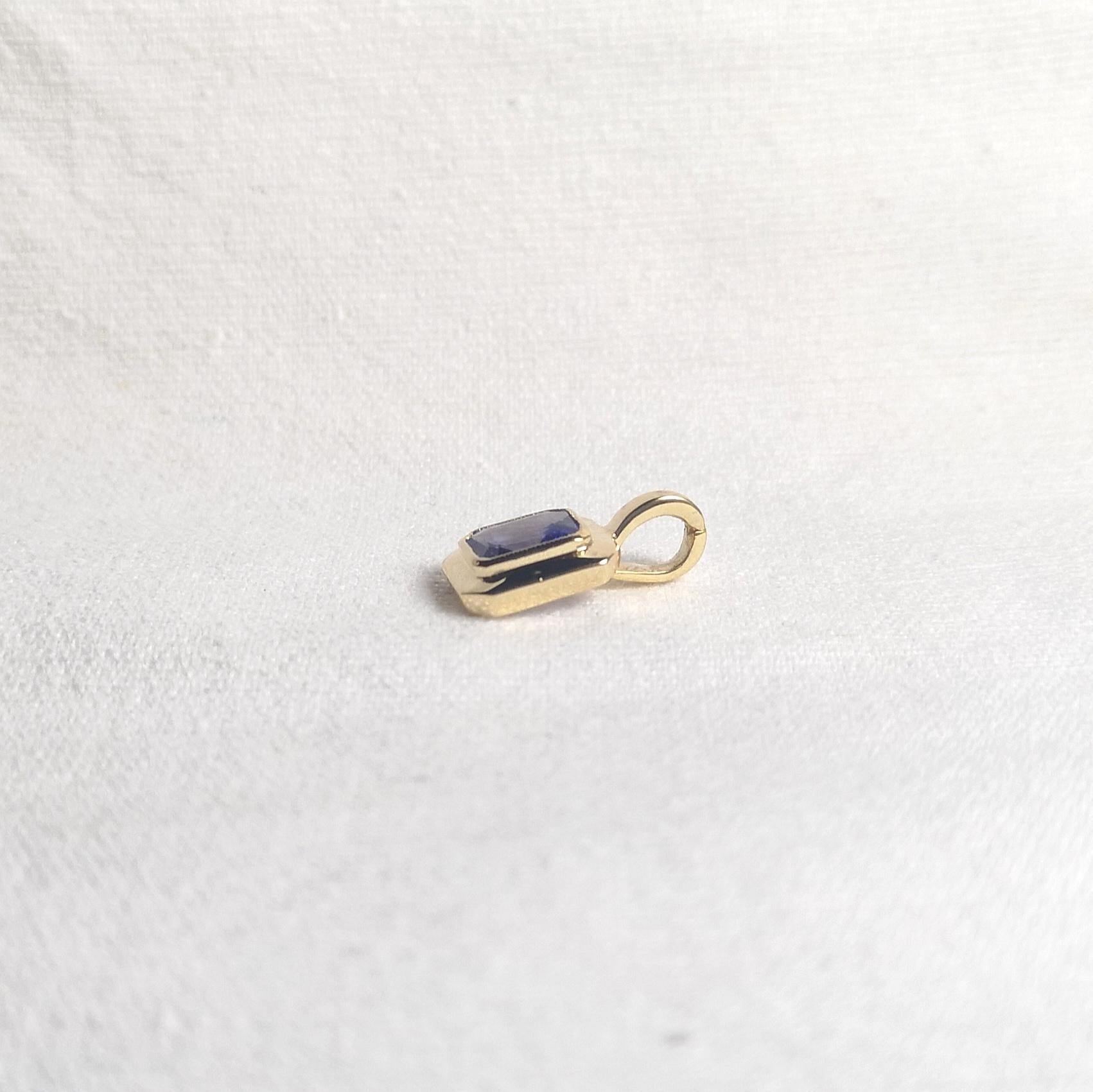 Pendentif en Tanzanite serti dans de l'or 18K en vente 1