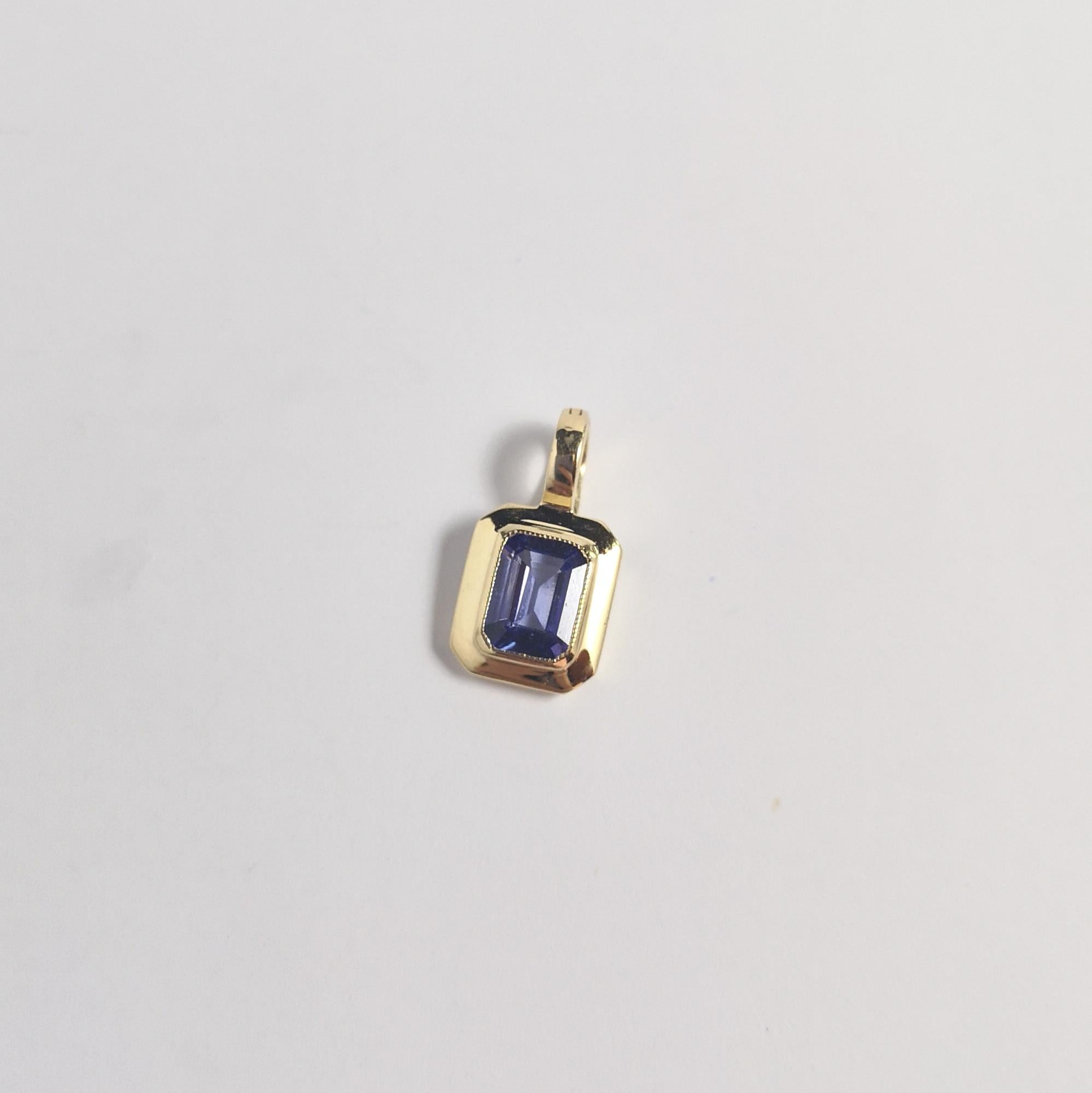Pendentif en Tanzanite serti dans de l'or 18K en vente 2