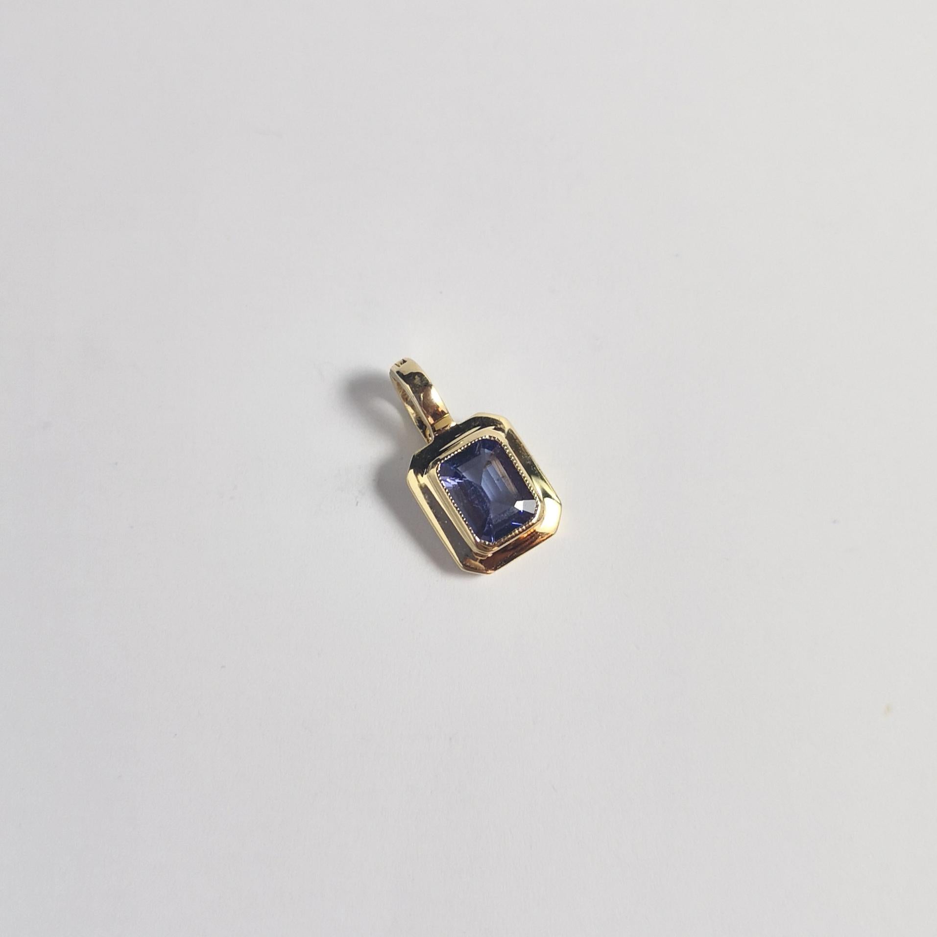 Pendentif en Tanzanite serti dans de l'or 18K en vente 3