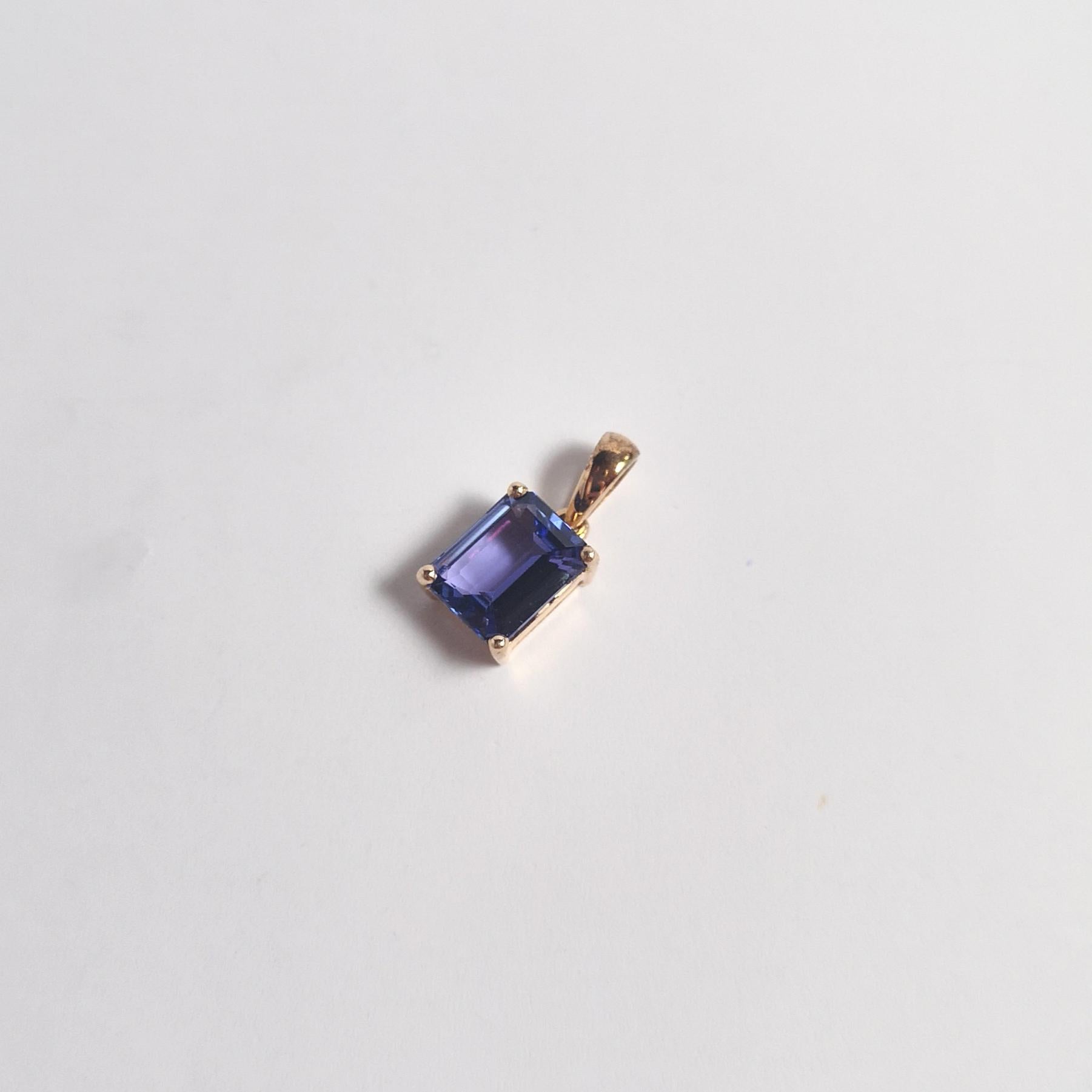 Ciondolo di tanzanite con montatura in oro rosa 18 carati in vendita 4
