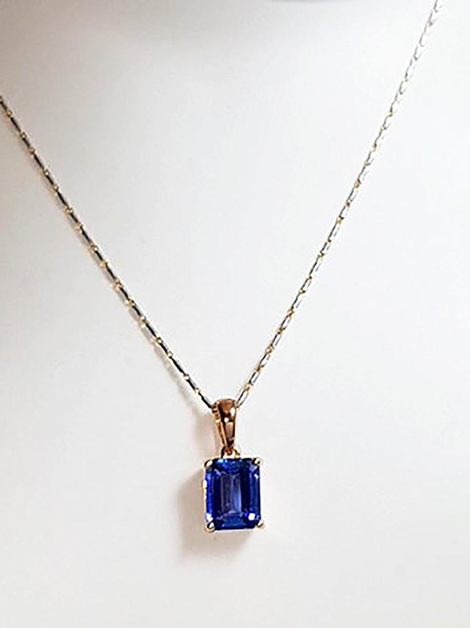 Ciondolo di tanzanite da 2,22 carati con montatura in oro rosa 18 carati
(catena non inclusa)

Larghezza: 0,7 cm 
Lunghezza: 1.6 cm
Peso totale: 1.75 grammi

