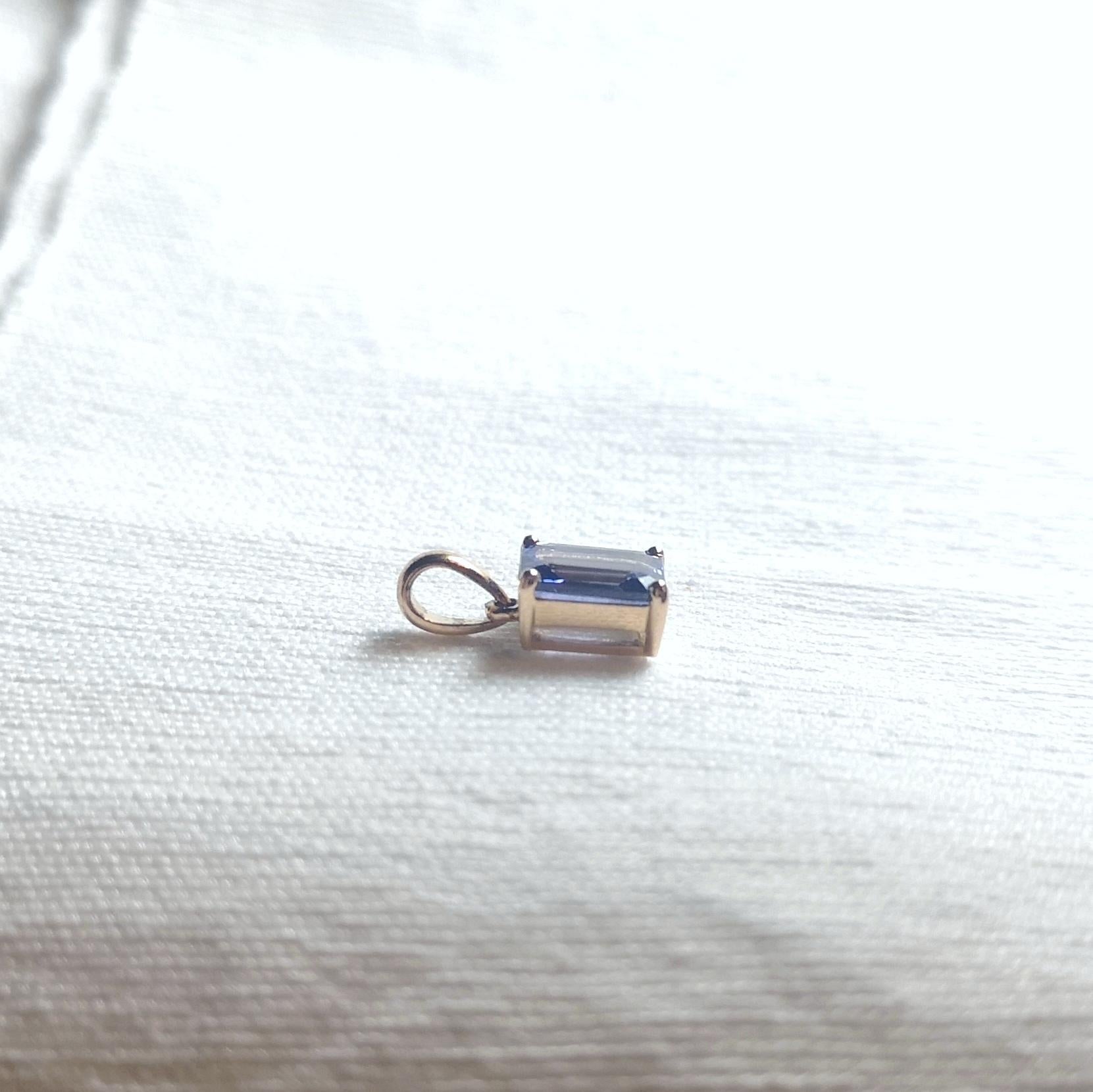 Ciondolo di tanzanite con montatura in oro rosa 18 carati In condizioni Nuovo in vendita a Bangkok, TH