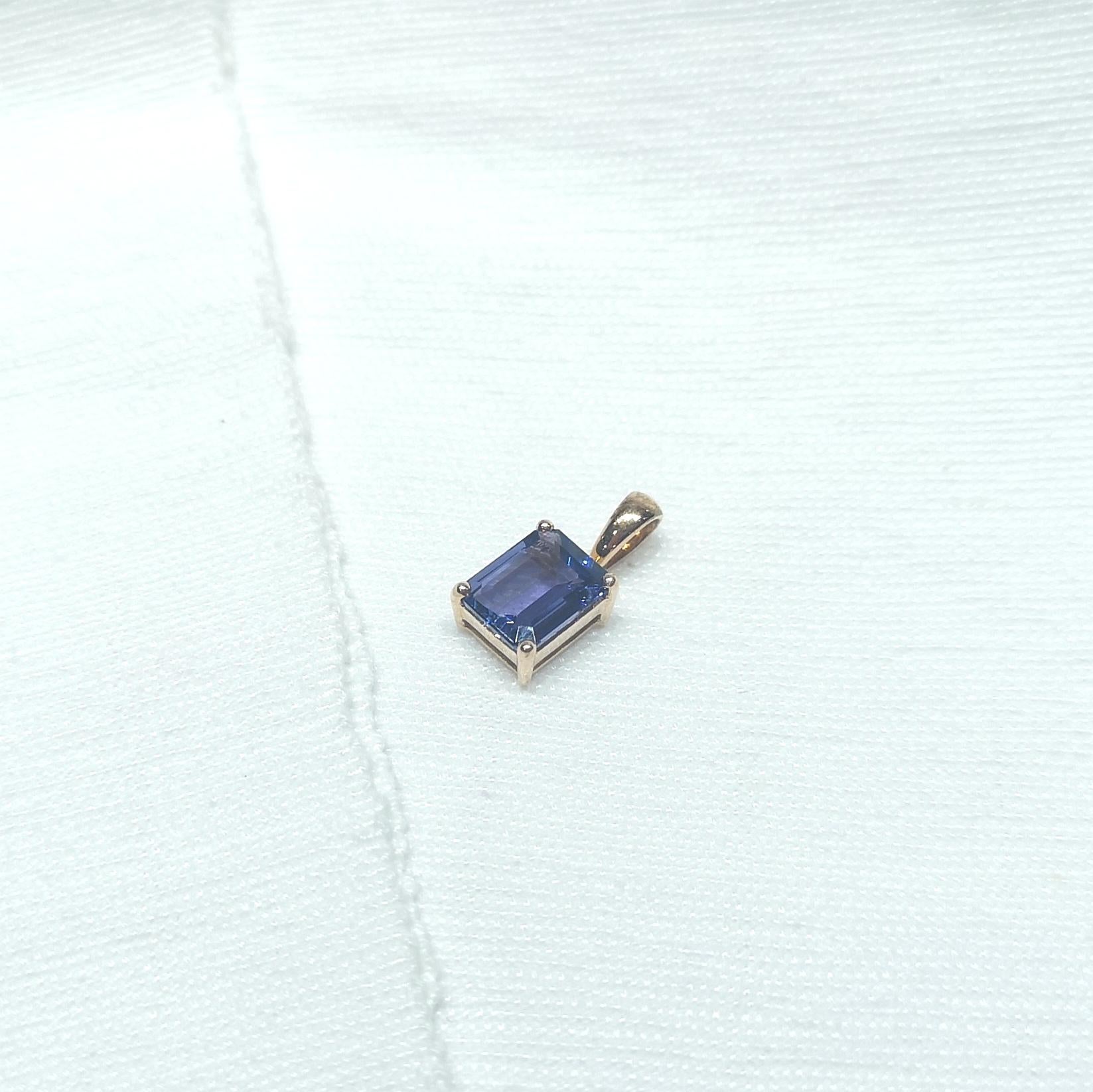Donna Ciondolo di tanzanite con montatura in oro rosa 18 carati in vendita