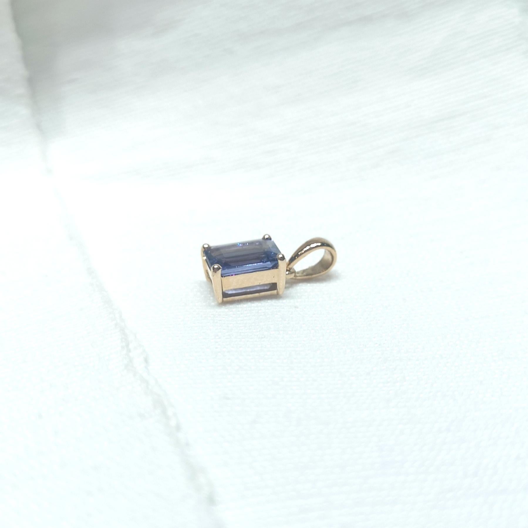 Ciondolo di tanzanite con montatura in oro rosa 18 carati in vendita 1